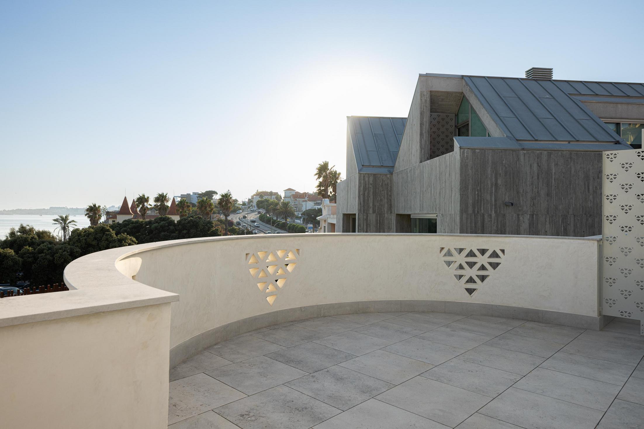 Terraço, betão, zinco, exterior, vista mar, contemporâneo, iluminação natural, minimalista. — The Frame – Praia da Poça por ARX Portugal - Arquitectos, Boost Studio em Estoril