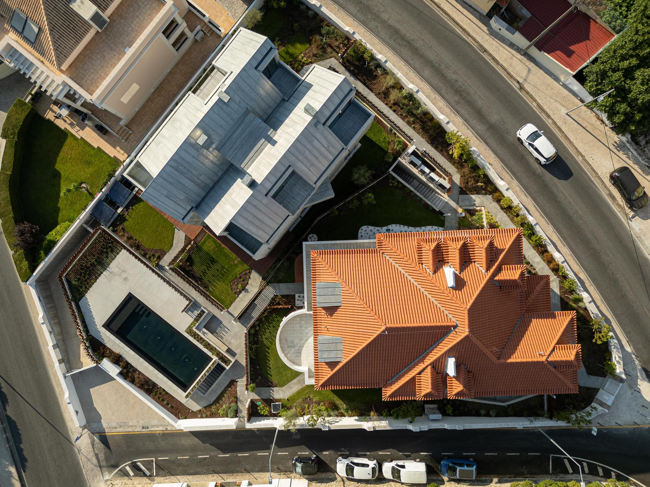 Exterior, telhado cerâmico, zinco, piscina, jardim, contemporâneo, iluminação natural. — The Frame – Praia da Poça por ARX Portugal - Arquitectos, Boost Studio em Estoril