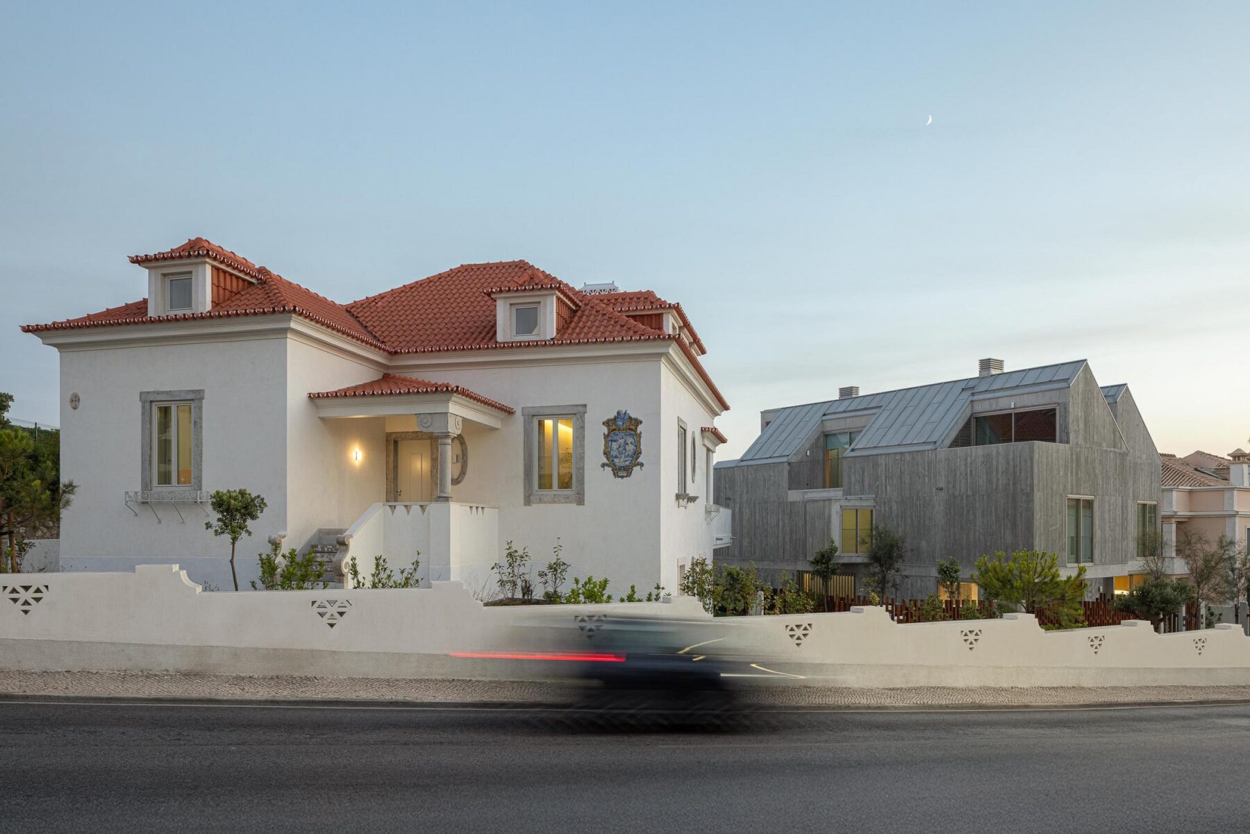 Exterior, fachada, reboco, tijolo, zinco, contemporâneo, reabilitação, iluminação natural. — The Frame – Praia da Poça por ARX Portugal - Arquitectos, Boost Studio em Estoril