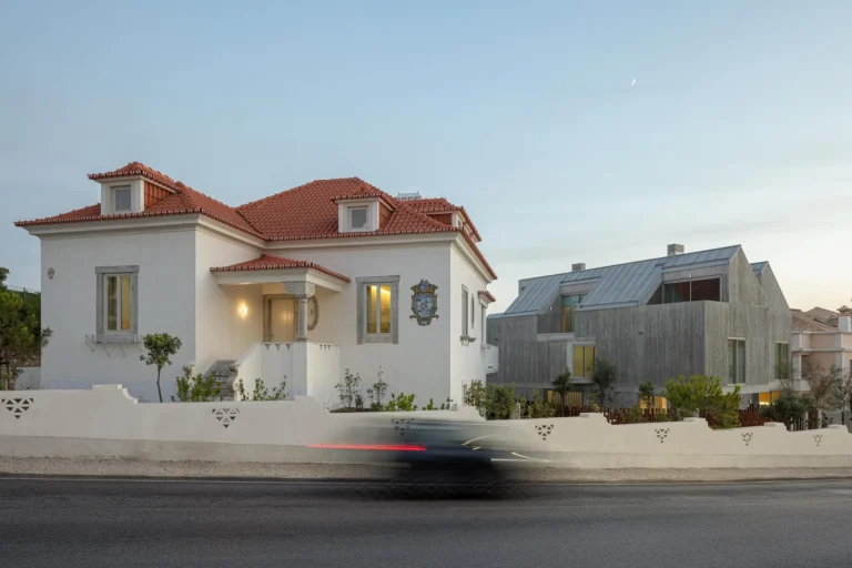 Exterior, fachada, reboco, tijolo, zinco, contempor&acirc;neo, reabilita&ccedil;&atilde;o, ilumina&ccedil;&atilde;o natural. &mdash; The Frame &ndash; Praia da Po&ccedil;a por ARX Portugal - Arquitectos, Boost Studio em Estoril