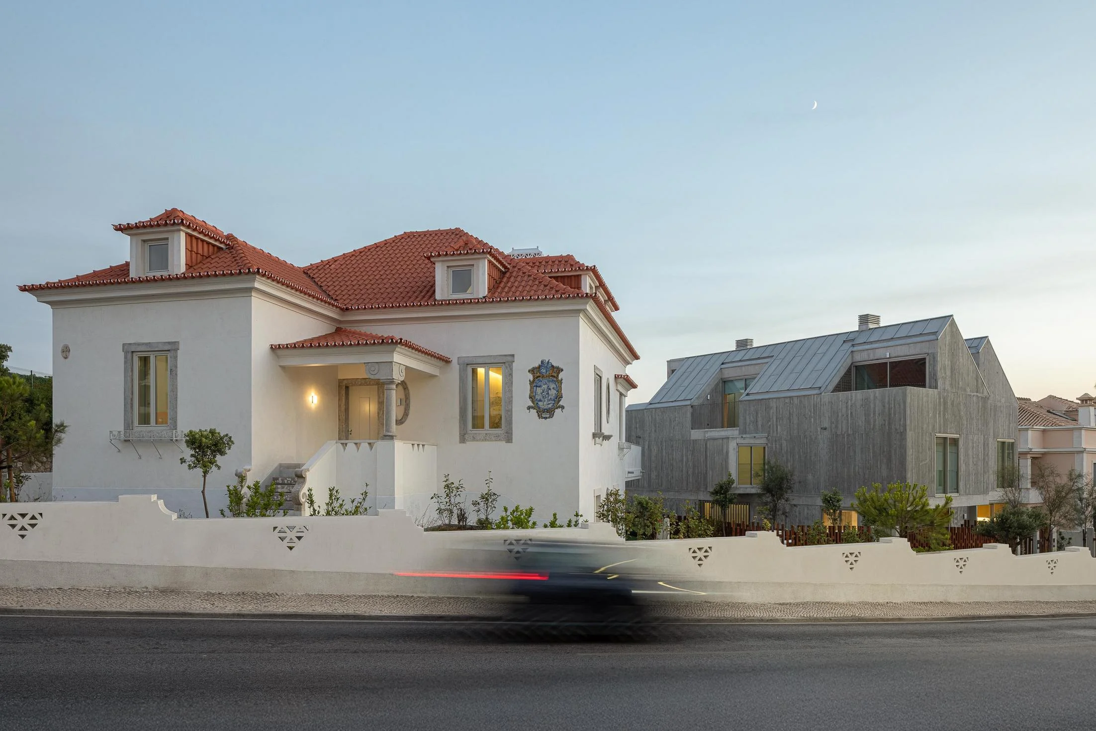 Exterior, fachada, reboco, tijolo, zinco, contempor&acirc;neo, reabilita&ccedil;&atilde;o, ilumina&ccedil;&atilde;o natural. &mdash; The Frame &ndash; Praia da Po&ccedil;a por ARX Portugal - Arquitectos, Boost Studio em Estoril