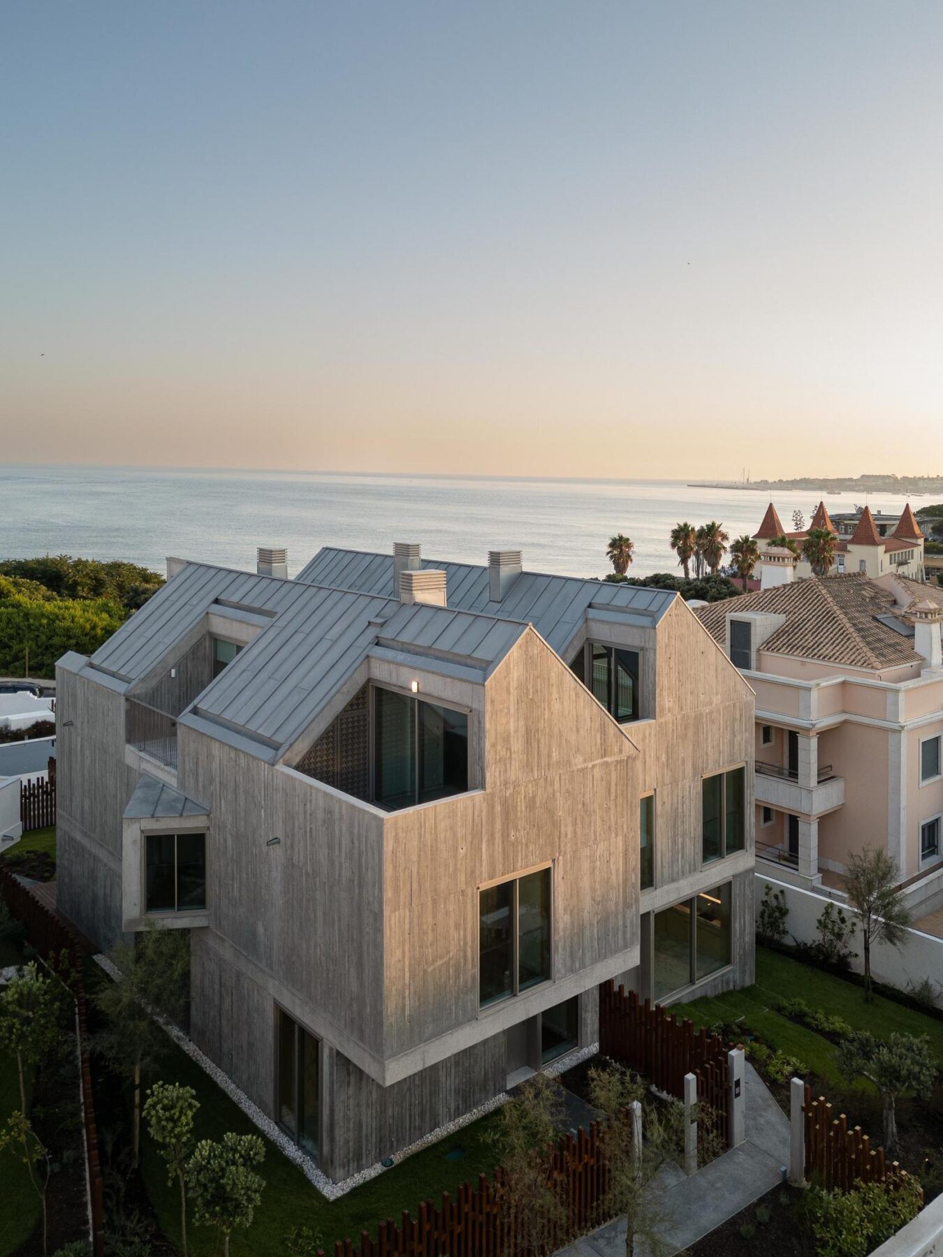 Exterior, fachada, betão, vidro, minimalista, contemporâneo, iluminação natural, vista mar. — The Frame – Praia da Poça por ARX Portugal - Arquitectos, Boost Studio em Estoril