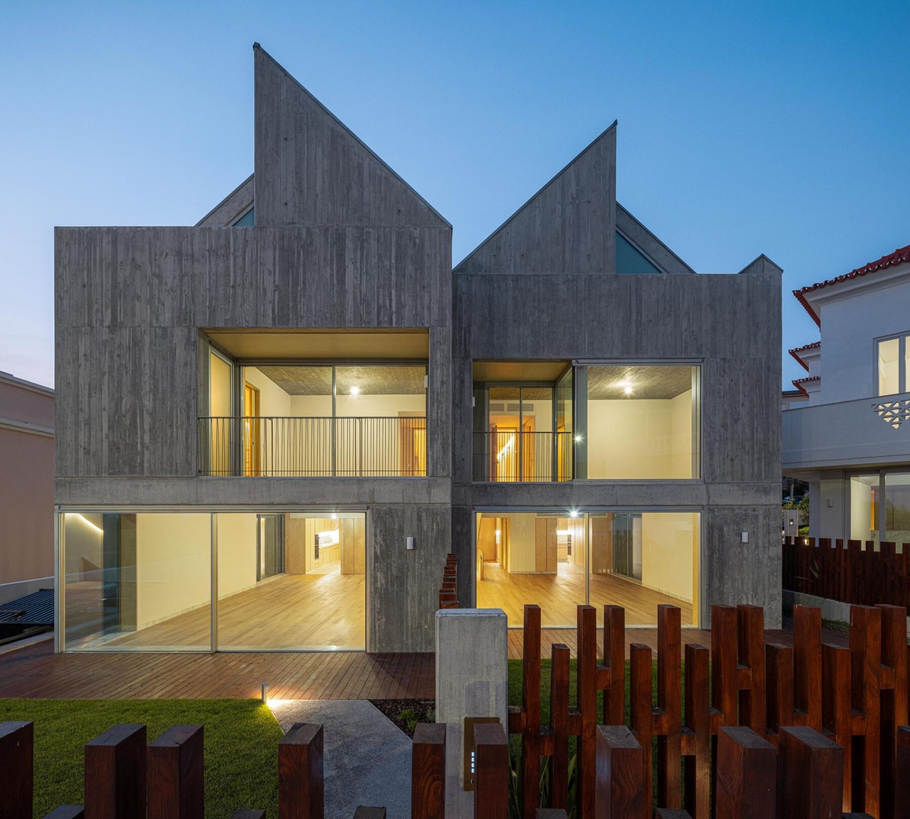 Fachada, exterior, betão, madeira, vidro, minimalista, contemporâneo, iluminação natural — The Frame – Praia da Poça por ARX Portugal - Arquitectos, Boost Studio em Estoril