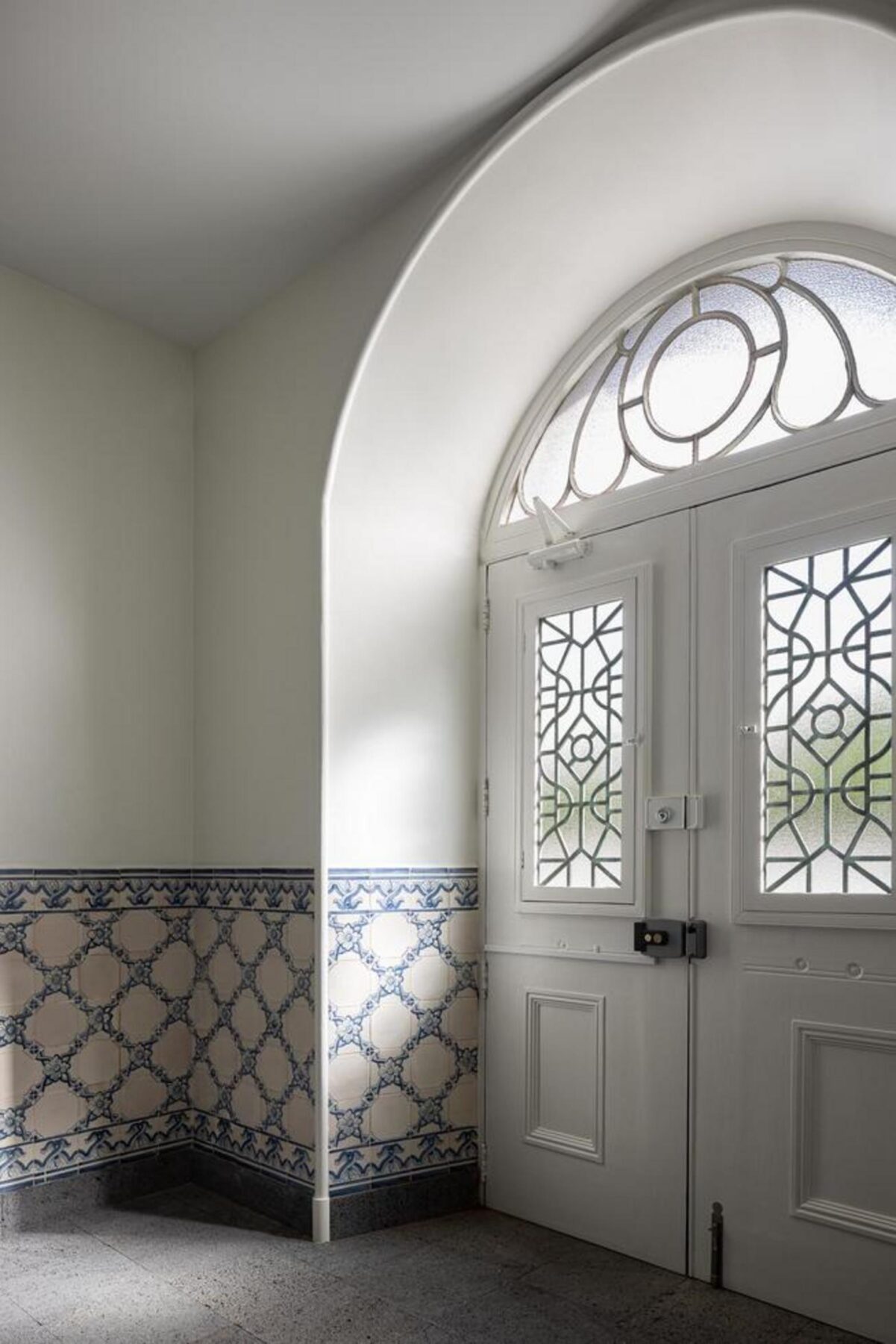 Sala de estar com continuidade visual para o jardim, através de um grande vão, criando um espaço fluido e generoso, reabilitação unifamiliar. — Casa T+A Açores . T+A . Azores House arquitectura Atelier d’arquitectura Lopes da Costa fotografia Ivo Tavares