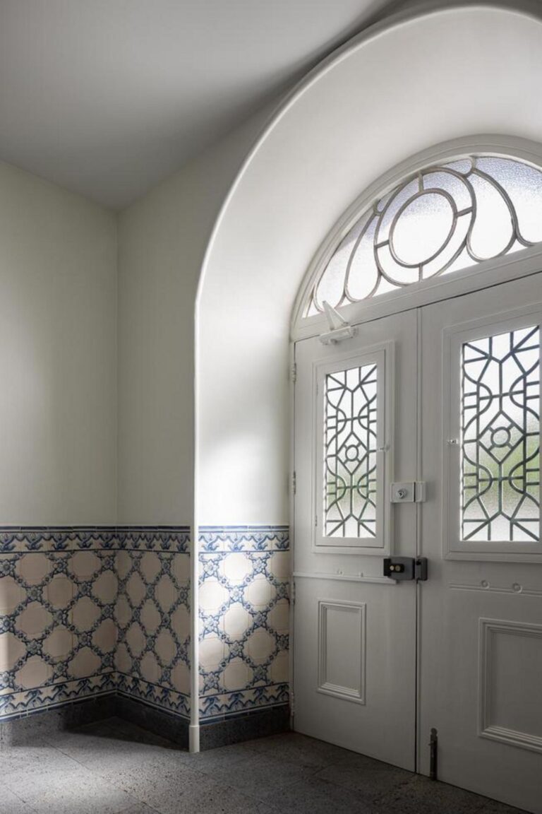 Sala de estar com continuidade visual para o jardim, através de um grande vão, criando um espaço fluido e generoso, reabilitação unifamiliar. — Casa T+A Açores . T+A . Azores House arquitectura Atelier d’arquitectura Lopes da Costa fotografia Ivo Tavares