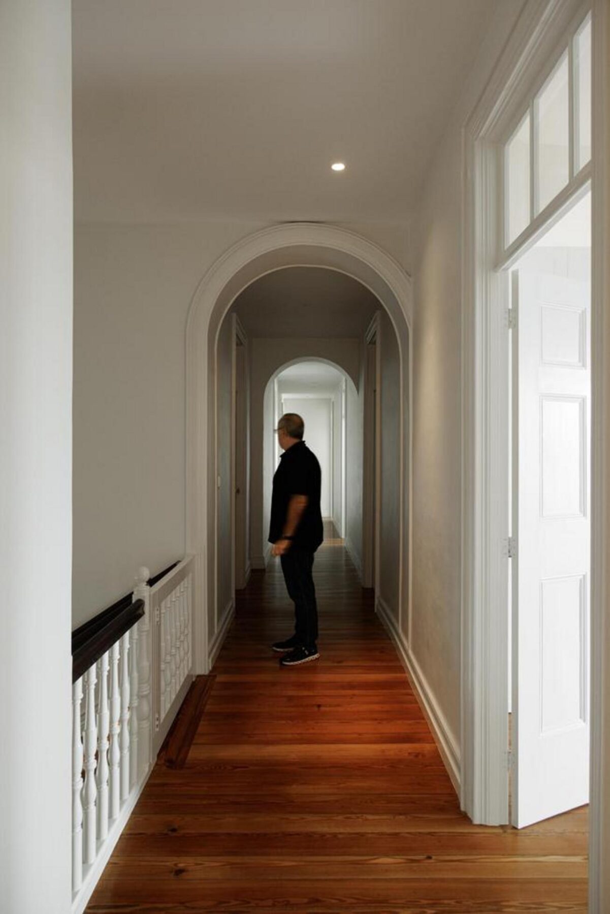 Jardim iluminado à noite, destacando a piscina e o deck de madeira, criando um ambiente de contemplação e tranquilidade no tardoz da casa. — Casa T+A Açores . T+A . Azores House arquitectura Atelier d’arquitectura Lopes da Costa fotografia Ivo Tavares