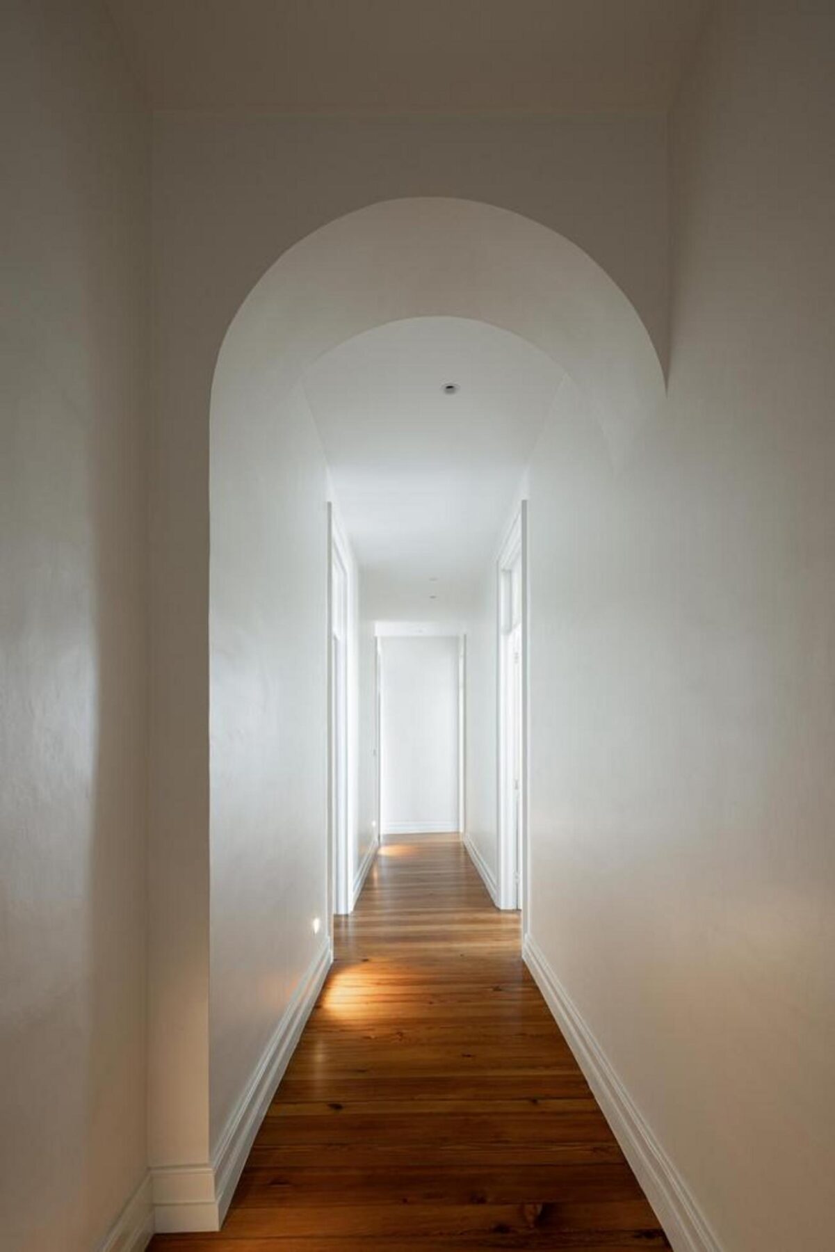 Pormenor da água da piscina e do bordo em madeira, evidenciando a integração da estrutura elevada no logradouro e a permeabilidade do solo. — Casa T+A Açores . T+A . Azores House arquitectura Atelier d’arquitectura Lopes da Costa fotografia Ivo Tavares