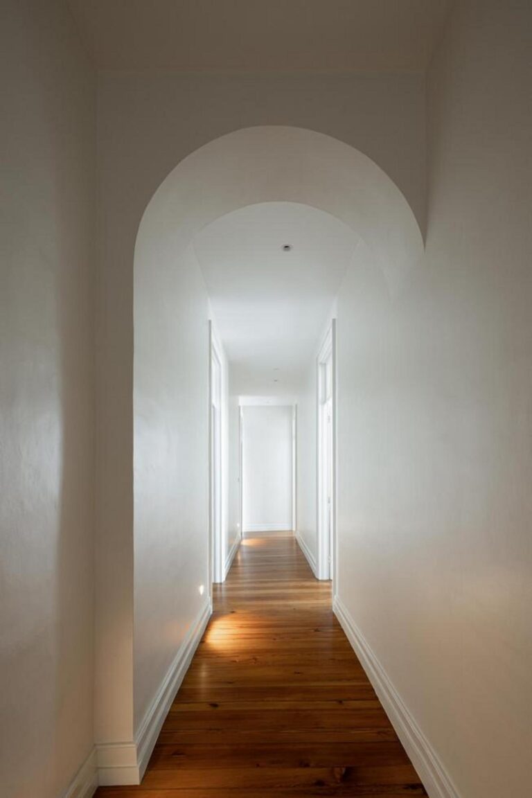 Pormenor da água da piscina e do bordo em madeira, evidenciando a integração da estrutura elevada no logradouro e a permeabilidade do solo. — Casa T+A Açores . T+A . Azores House arquitectura Atelier d’arquitectura Lopes da Costa fotografia Ivo Tavares