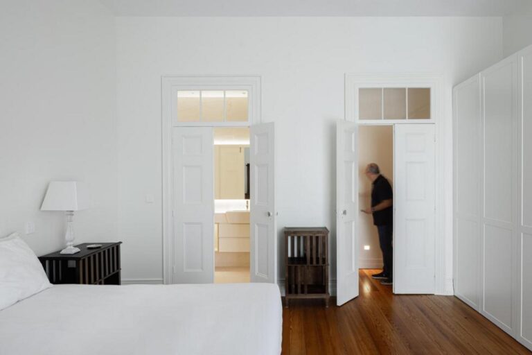 Vista de um vão superior para o logradouro e a piscina, enquadrando a paisagem exterior e a relação da casa com o seu contexto urbano. — Casa T+A Açores . T+A . Azores House arquitectura Atelier d’arquitectura Lopes da Costa fotografia Ivo Tavares