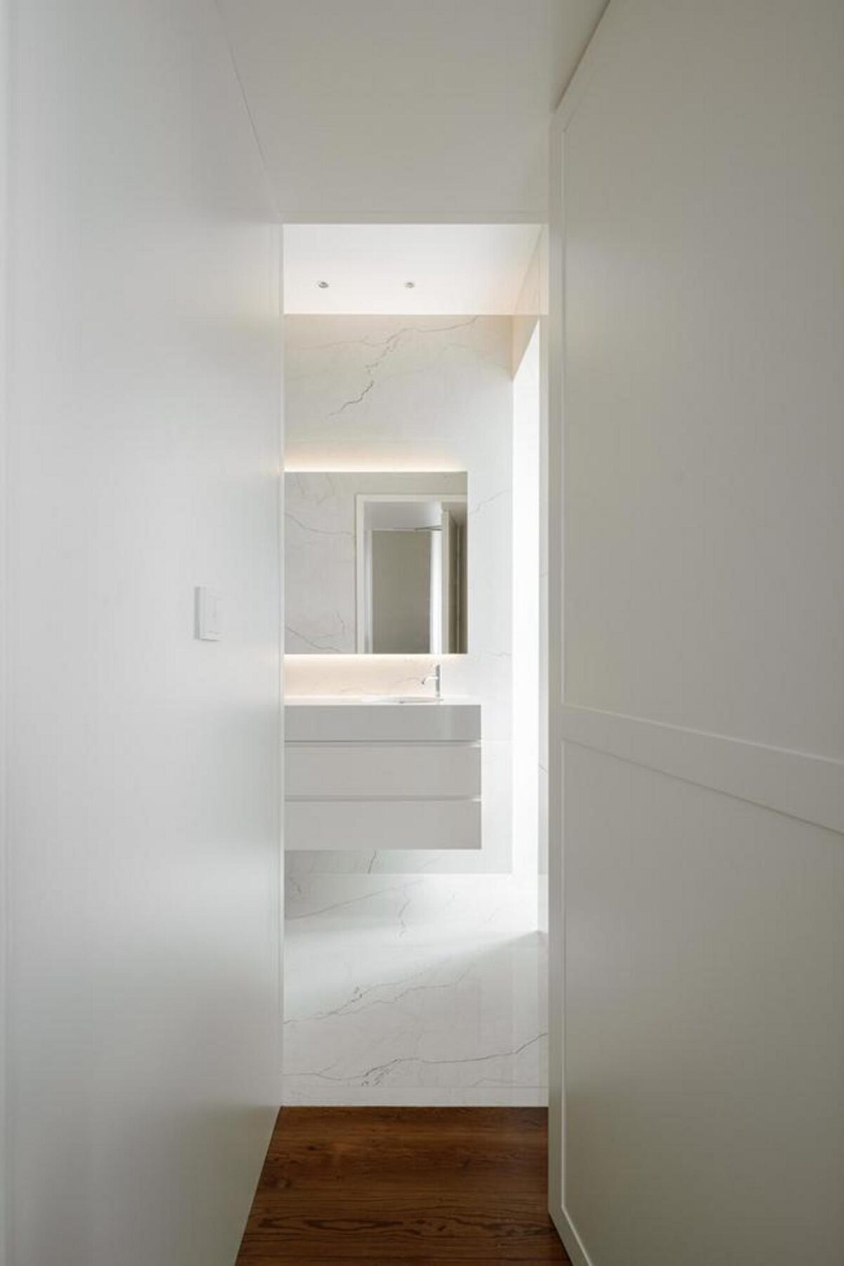 Hall de entrada com pavimento em pedra e paredes rebocadas, mantendo a escala e a memória da casa original, reabilitação sensível. — Casa T+A Açores . T+A . Azores House arquitectura Atelier d’arquitectura Lopes da Costa fotografia Ivo Tavares