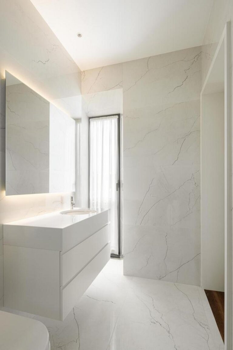 Jardim com piscina elevada sobre estrutura de madeira de junta aberta, criando um espaço de estar e contemplação no tardoz da habitação. — Casa T+A Açores . T+A . Azores House arquitectura Atelier d’arquitectura Lopes da Costa fotografia Ivo Tavares