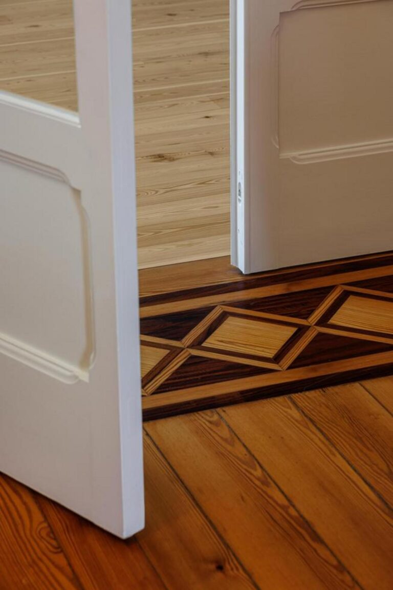 Cozinha contemporânea com mobiliário minimalista em tons claros, pavimento em microcimento e bancada em pedra, integrada na área social da casa. — Casa T+A Açores . T+A . Azores House arquitectura Atelier d’arquitectura Lopes da Costa fotografia Ivo Tavares