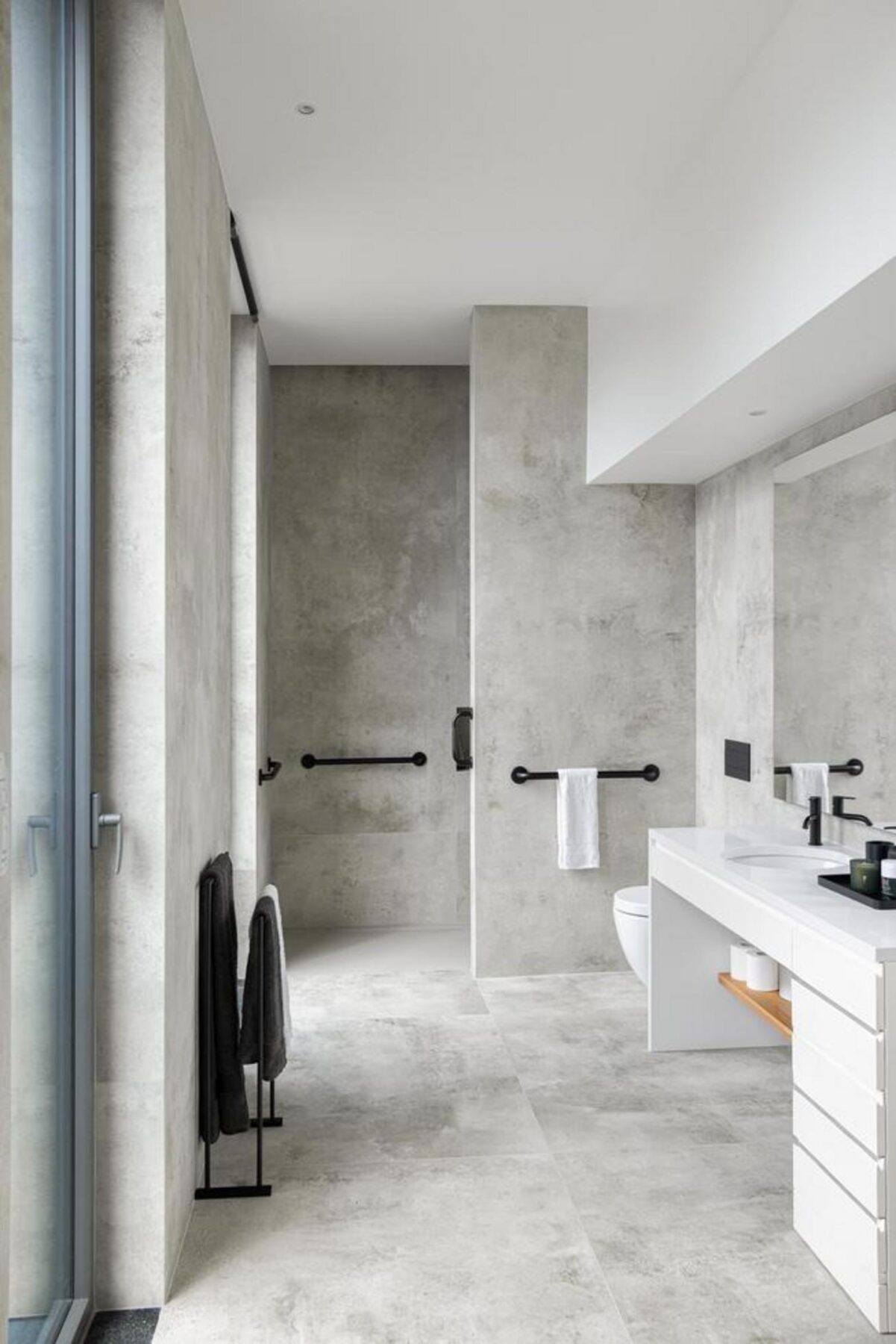 Sala de jantar com grande vão envidraçado, estabelecendo uma forte relação visual e física com o jardim e o deck de madeira exterior. — Casa T+A Açores . T+A . Azores House arquitectura Atelier d’arquitectura Lopes da Costa fotografia Ivo Tavares