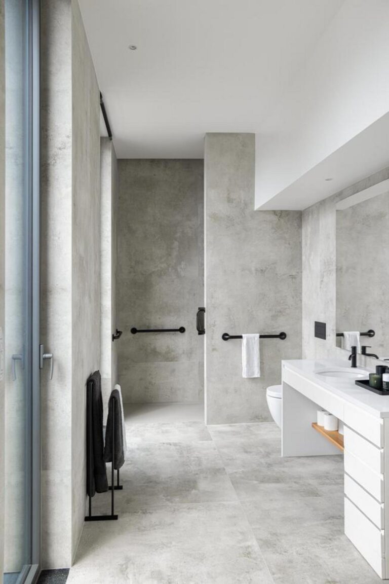 Sala de jantar com grande vão envidraçado, estabelecendo uma forte relação visual e física com o jardim e o deck de madeira exterior. — Casa T+A Açores . T+A . Azores House arquitectura Atelier d’arquitectura Lopes da Costa fotografia Ivo Tavares