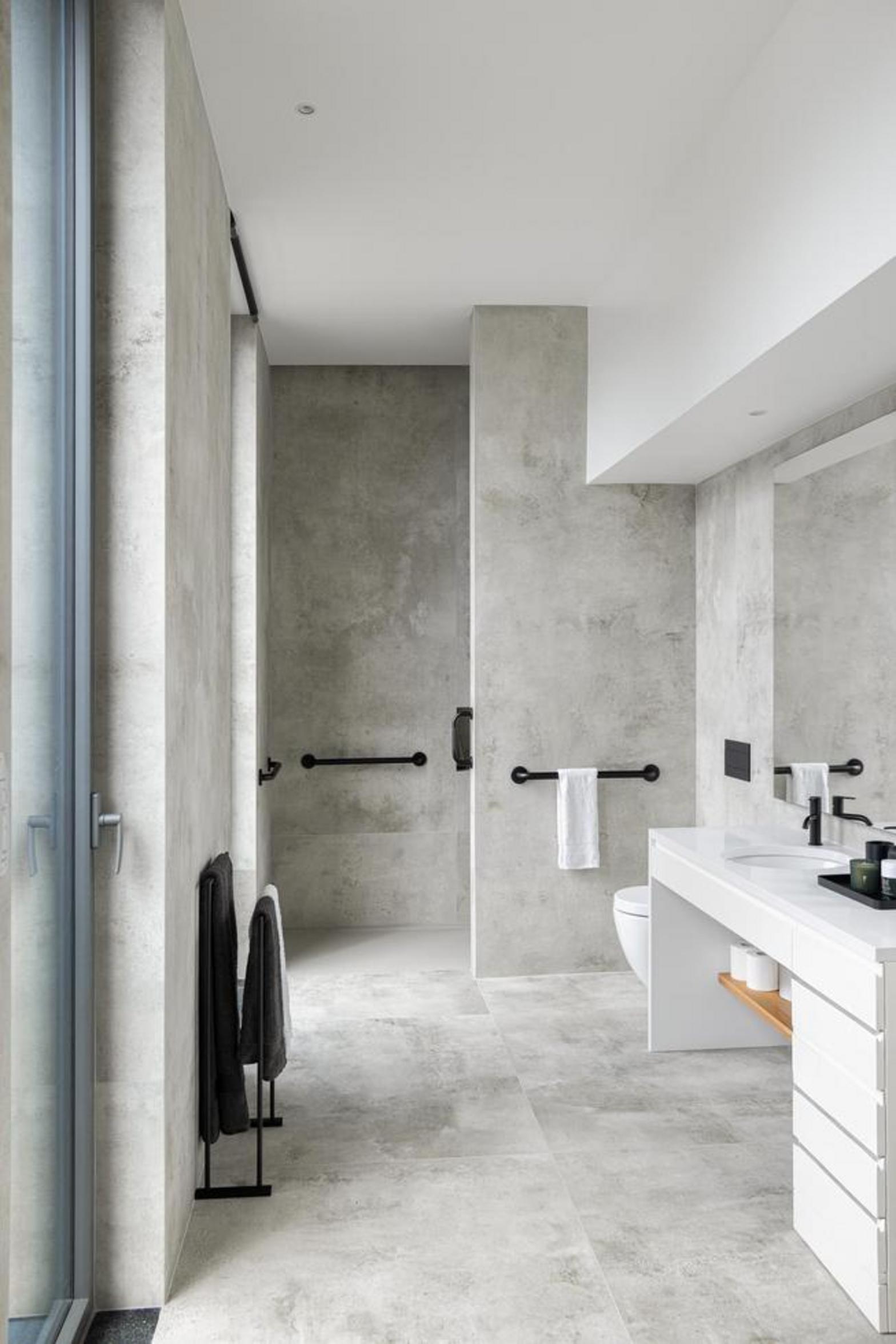 Interior. Pavimento em madeira mel. Portas duplas brancas com vidros divididos, revelando sala com pavimento em madeira escura — Casa T+A Açores arquitectura Lopes da Costa fotografia Ivo Tavares