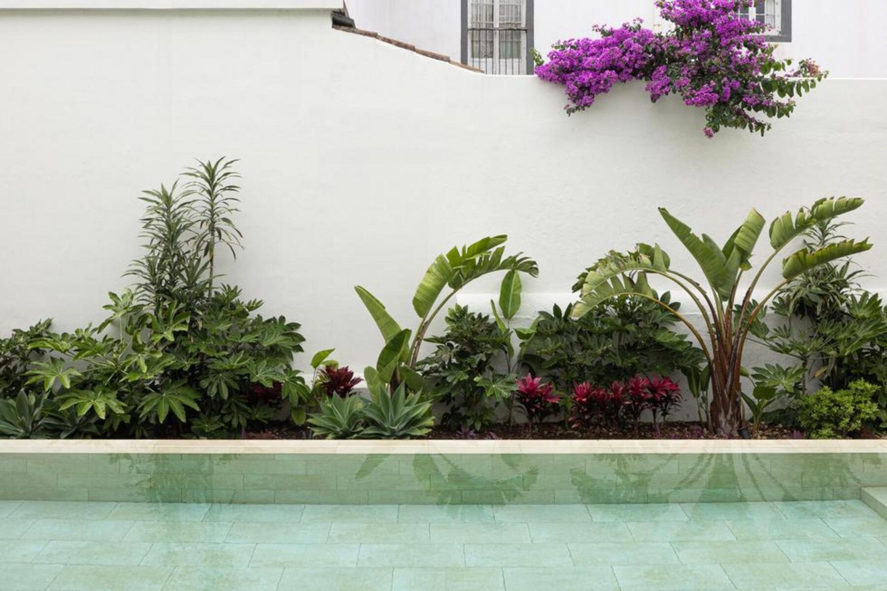 Corredor com pavimento em madeira e guarnições originais recuperadas, evidenciando a memória da casa e a subtil reorganização espacial. — Casa T+A Açores . T+A . Azores House arquitectura Atelier d’arquitectura Lopes da Costa fotografia Ivo Tavares