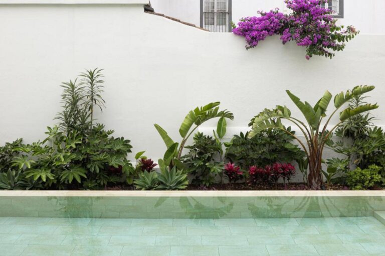 Corredor com pavimento em madeira e guarnições originais recuperadas, evidenciando a memória da casa e a subtil reorganização espacial. — Casa T+A Açores . T+A . Azores House arquitectura Atelier d’arquitectura Lopes da Costa fotografia Ivo Tavares