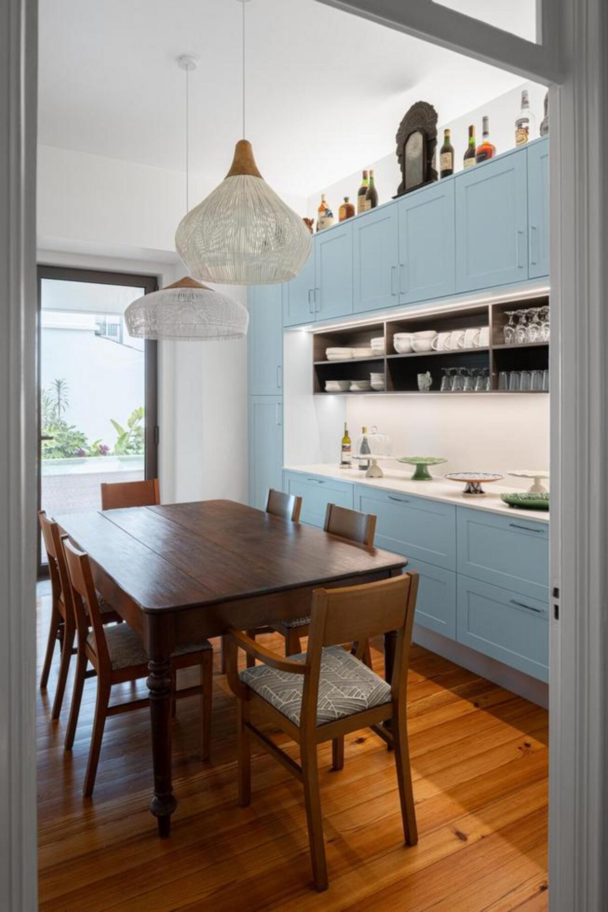 Cozinha com armários embutidos e eletrodomésticos integrados, design minimalista e funcional, otimizando o espaço e a organização interior. — Casa T+A Açores . T+A . Azores House arquitectura Atelier d’arquitectura Lopes da Costa fotografia Ivo Tavares