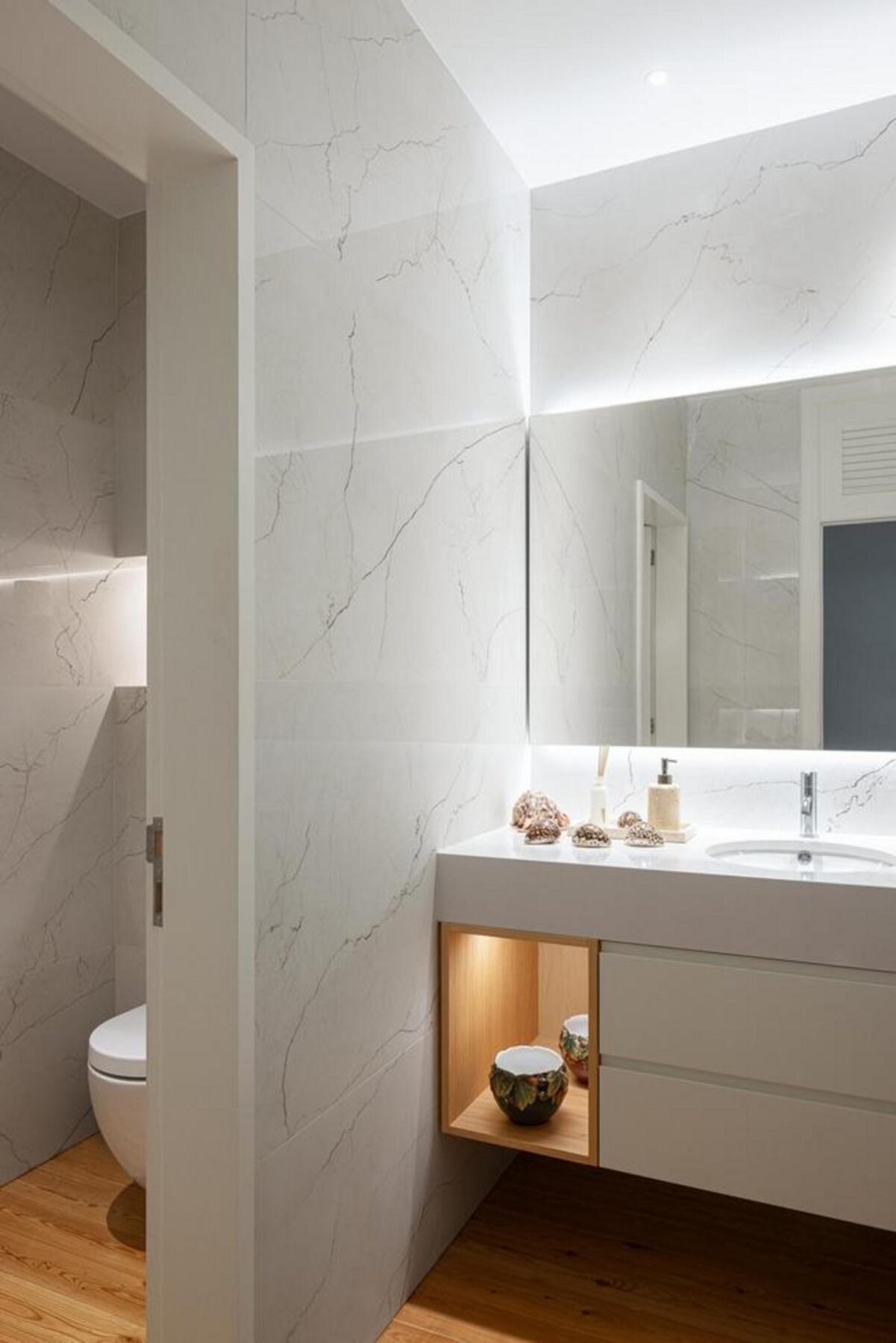 Pormenor de parede com reboco branco e textura suave, evidenciando a materialidade simples e a paleta de cores neutras da habitação. — Casa T+A Açores . T+A . Azores House arquitectura Atelier d’arquitectura Lopes da Costa fotografia Ivo Tavares