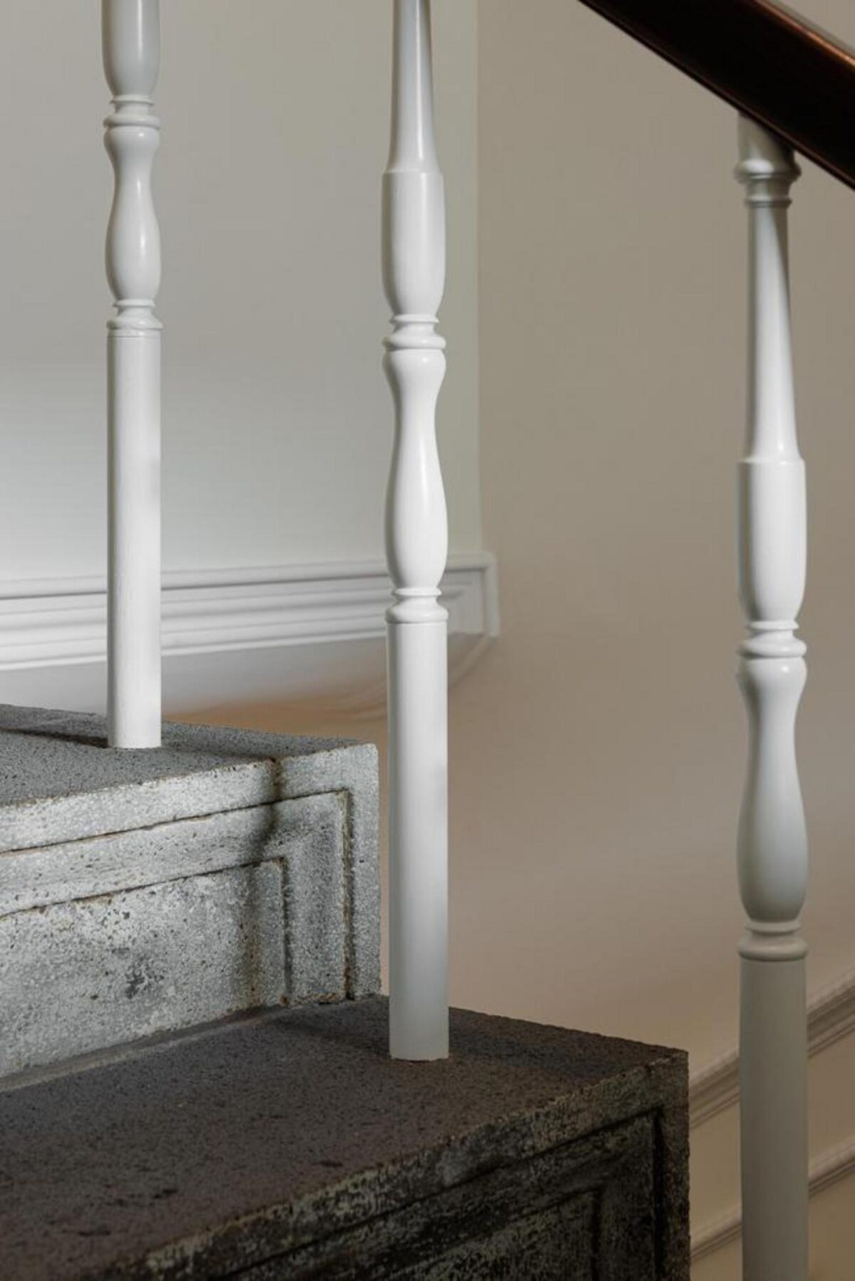 Pormenor do corrimão da escada em madeira, recuperado e pintado, reforçando a continuidade vertical e a atenção aos detalhes da reabilitação. — Casa T+A Açores . T+A . Azores House arquitectura Atelier d’arquitectura Lopes da Costa fotografia Ivo Tavares