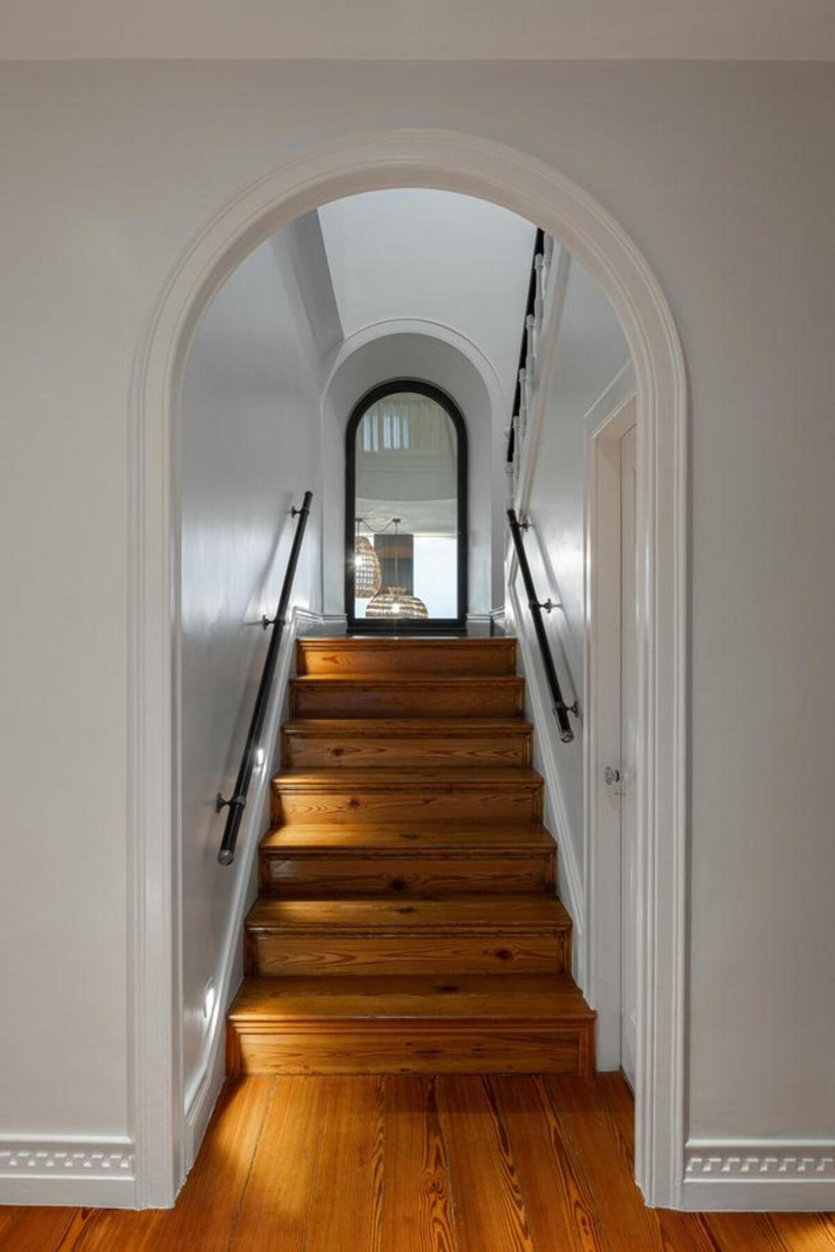 Casa de banho com espelho grande e iluminação embutida, criando uma atmosfera de amplitude e modernidade, com materiais de qualidade. — Casa T+A Açores . T+A . Azores House arquitectura Atelier d’arquitectura Lopes da Costa fotografia Ivo Tavares