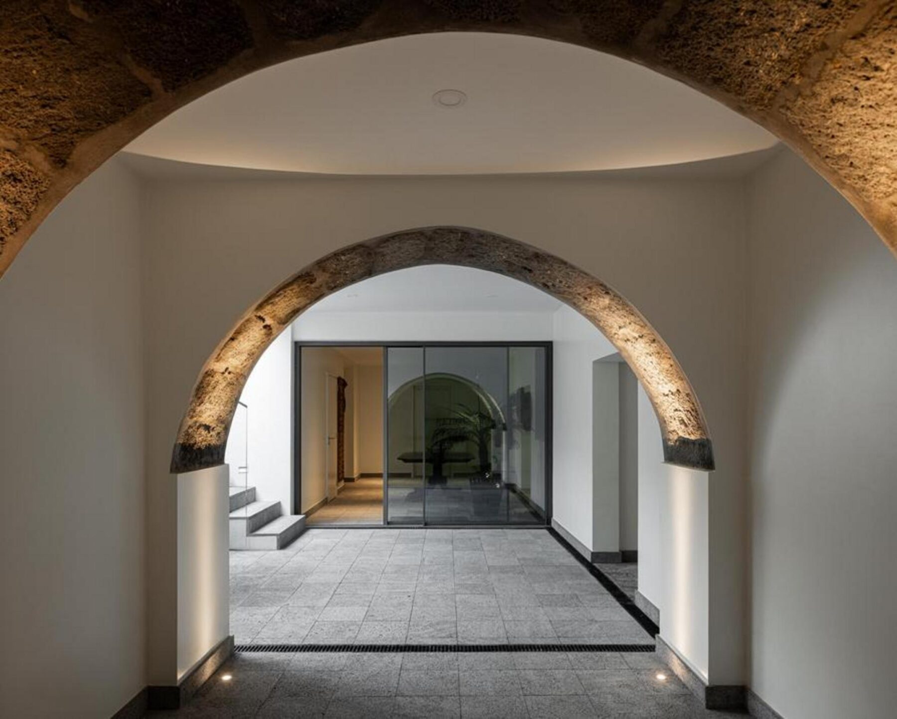 Vista geral da habitação a partir do jardim, evidenciando a reinterpretação da fachada tardoz e a integração da piscina elevada no logradouro. — Casa T+A Açores . T+A . Azores House arquitectura Atelier d’arquitectura Lopes da Costa fotografia Ivo Tavares