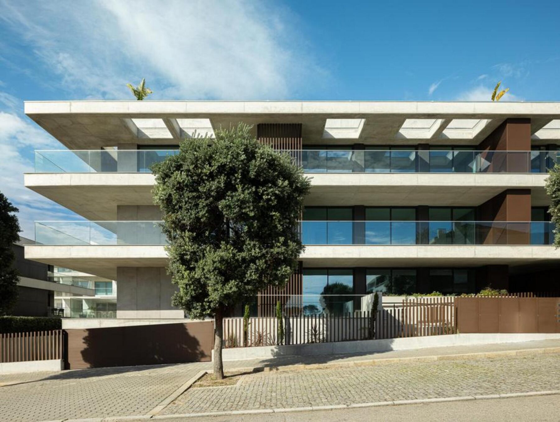 Quarto com varanda: Acesso directo a uma varanda privativa, permitindo desfrutar da brisa marítima e da vista. — Edifício Scala-Mare arquitectura Atelier d’Arquitectura Lopes da Costa fotografia Ivo Tavares