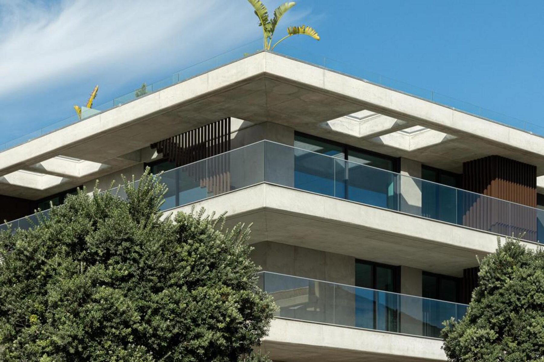 Vista do rés-do-chão: Pátio com jacuzzi e acesso directo ao jardim, criando uma continuidade espacial com o exterior. — Edifício Scala-Mare arquitectura Atelier d’Arquitectura Lopes da Costa fotografia Ivo Tavares