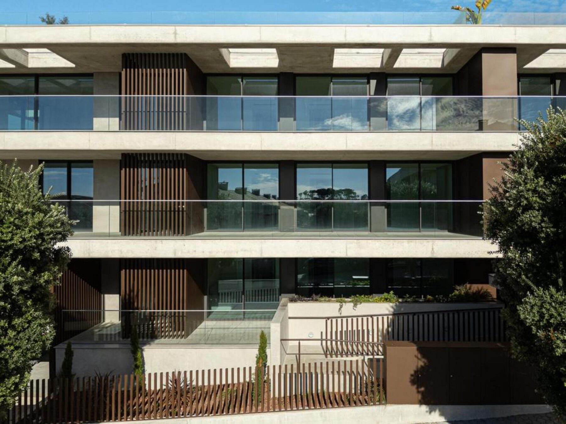 Fachada nascente: Vãos mais contidos e varandas menores, adaptando-se à orientação solar e à tipologia dos apartamentos. — Edifício Scala-Mare arquitectura Atelier d’Arquitectura Lopes da Costa fotografia Ivo Tavares
