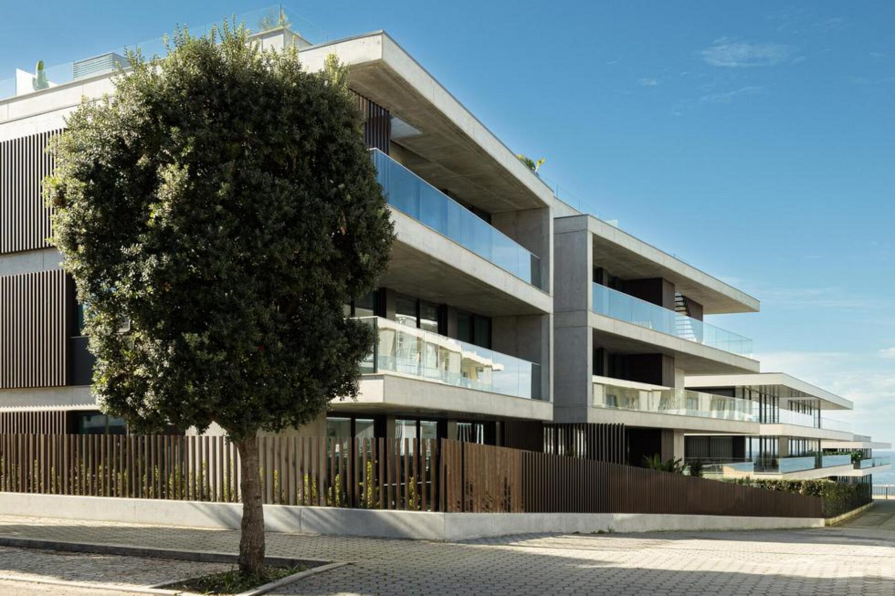 Detalhe da cobertura: Pavimento técnico e elementos de infraestrutura discretamente integrados, garantindo a funcionalidade do espaço. — Edifício Scala-Mare arquitectura Atelier d’Arquitectura Lopes da Costa fotografia Ivo Tavares