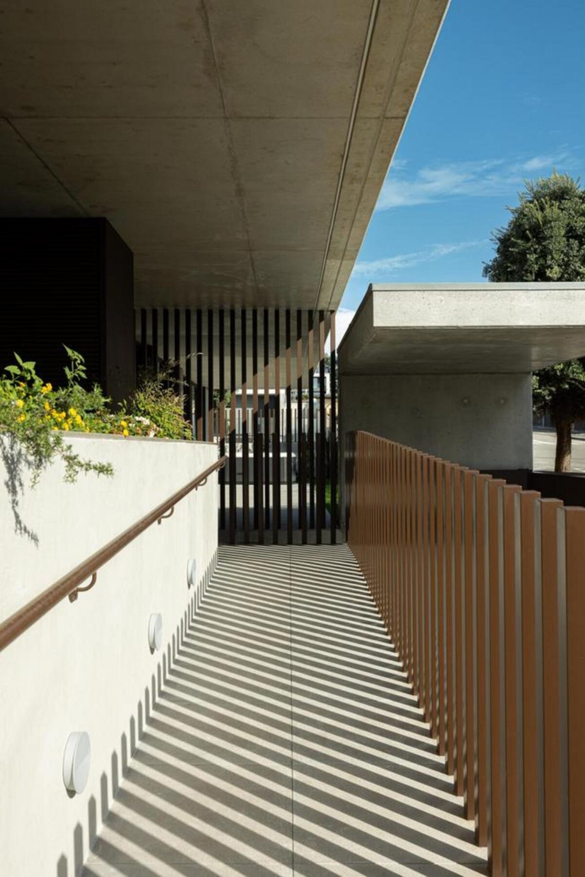 Varanda com vista lateral: Perspectiva da costa e da paisagem envolvente, com guarda-corpos em vidro para máxima transparência. — Edifício Scala-Mare arquitectura Atelier d’Arquitectura Lopes da Costa fotografia Ivo Tavares