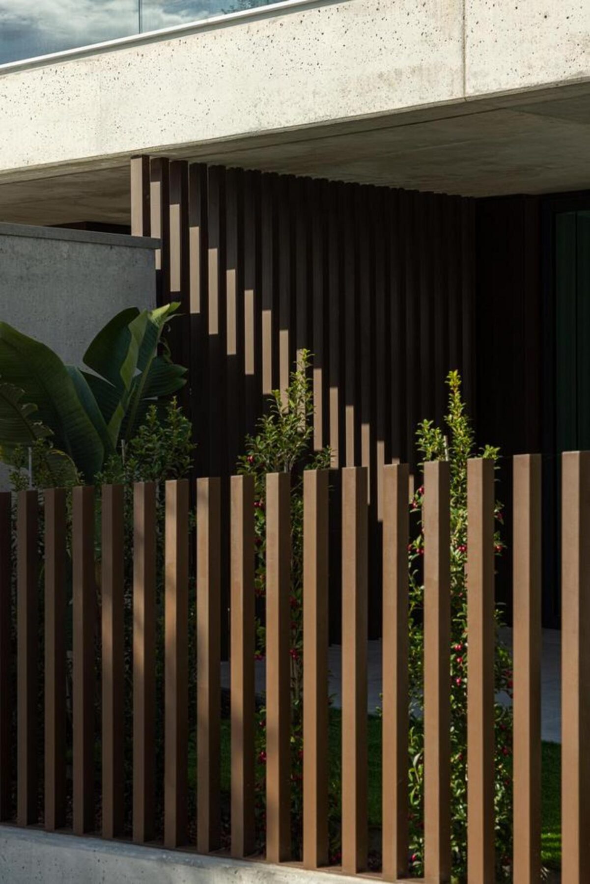 Área de lazer na cobertura: Espaço descoberto com mobiliário de exterior, ideal para desfrutar do sol e da vista panorâmica. — Edifício Scala-Mare arquitectura Atelier d’Arquitectura Lopes da Costa fotografia Ivo Tavares