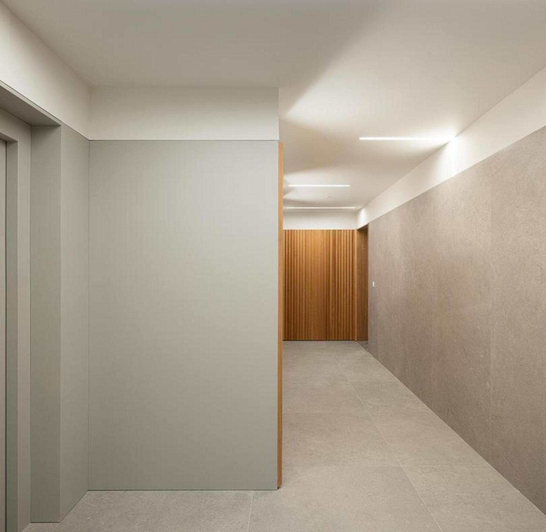 Detalhe da materialidade: Combinação de betão aparente cinzento e painéis de madeira clara, conferindo durabilidade e estética contemporânea. — Edifício Scala-Mare arquitectura Atelier d’Arquitectura Lopes da Costa fotografia Ivo Tavares