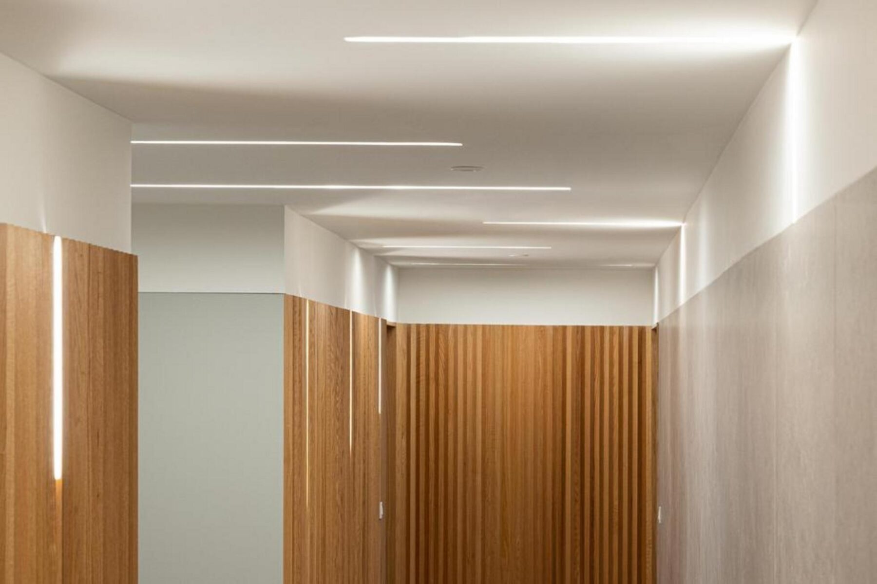 Vista da varanda: Perspectiva do mar e da praia, enquadrada pela estrutura horizontal do edifício, com pavimento em deck. — Edifício Scala-Mare arquitectura Atelier d’Arquitectura Lopes da Costa fotografia Ivo Tavares