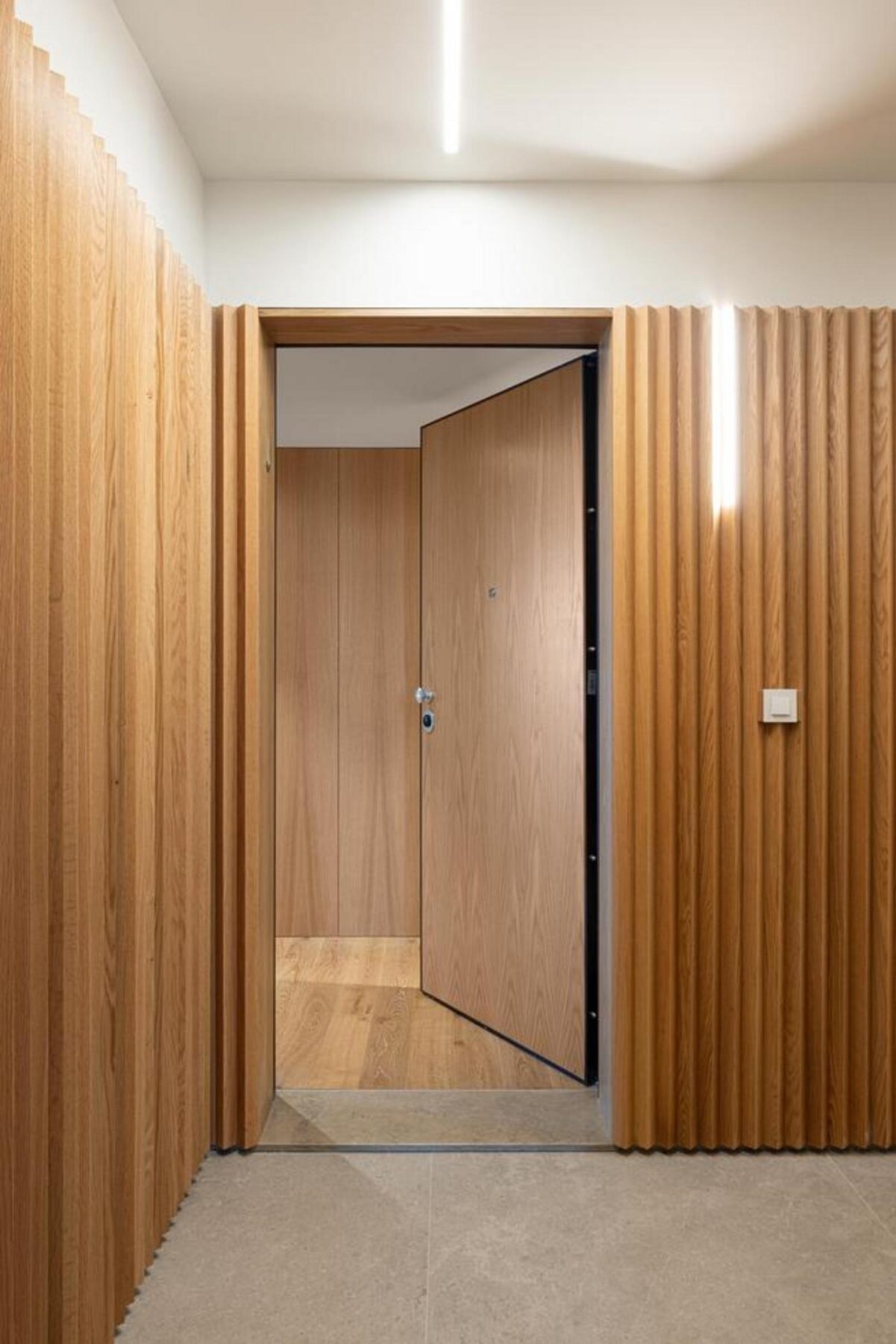 Quarto principal: Ambiente sereno com vista para o mar, pavimento em madeira e parede em tom neutro, garantindo conforto e privacidade. — Edifício Scala-Mare arquitectura Atelier d’Arquitectura Lopes da Costa fotografia Ivo Tavares