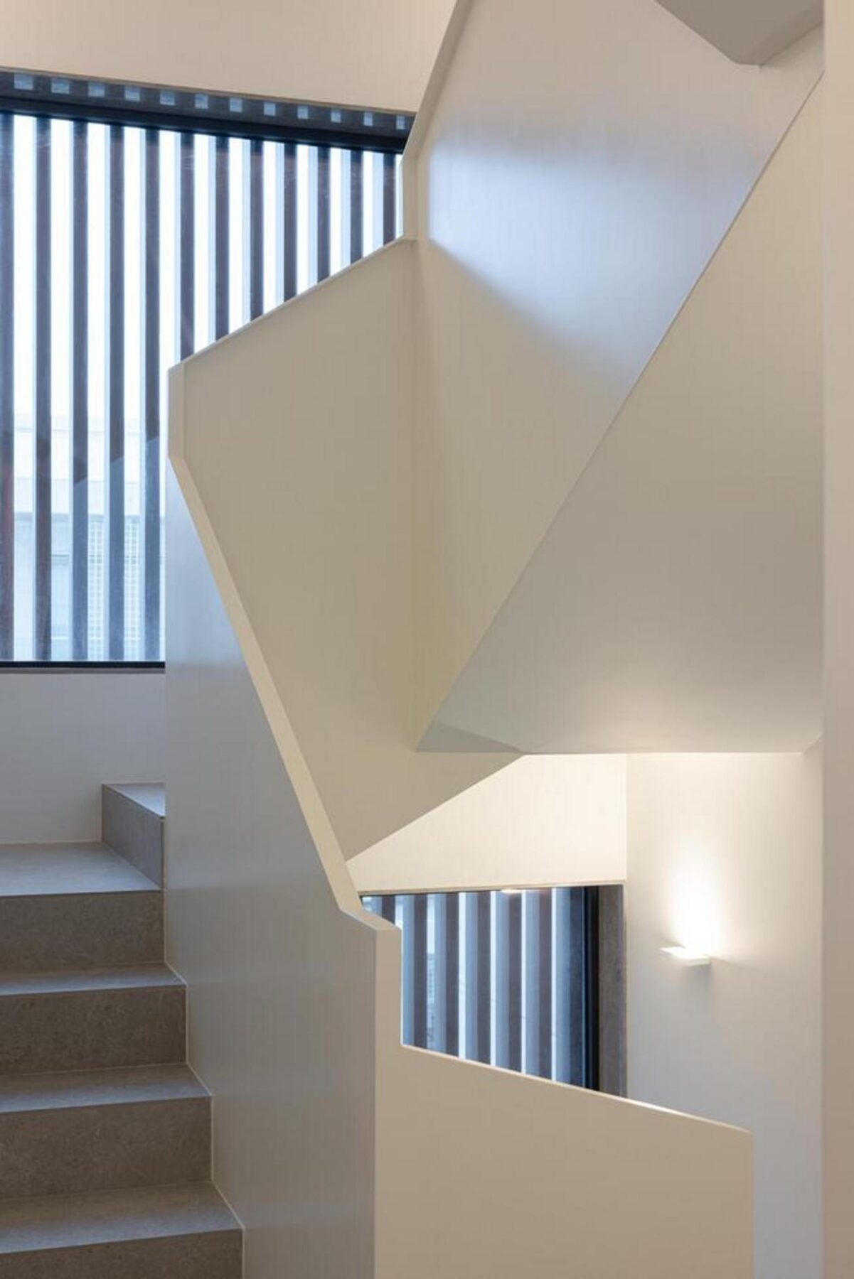Piscina na cobertura: Detalhe da piscina com água azul, pavimento em deck e vista para o horizonte, um espaço de lazer exclusivo. — Edifício Scala-Mare arquitectura Atelier d’Arquitectura Lopes da Costa fotografia Ivo Tavares