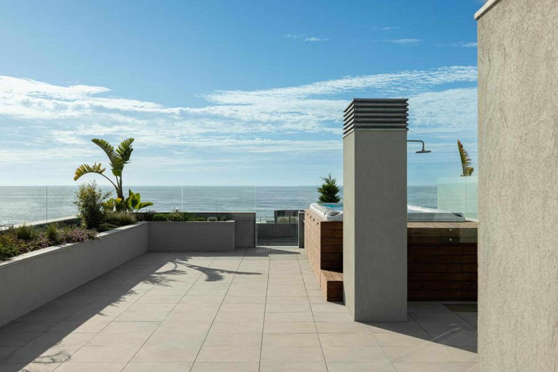 Casa de banho: Revestimentos em mármore branco, lavatório duplo e espelho iluminado, criando um espaço elegante e funcional. — Edifício Scala-Mare arquitectura Atelier d’Arquitectura Lopes da Costa fotografia Ivo Tavares
