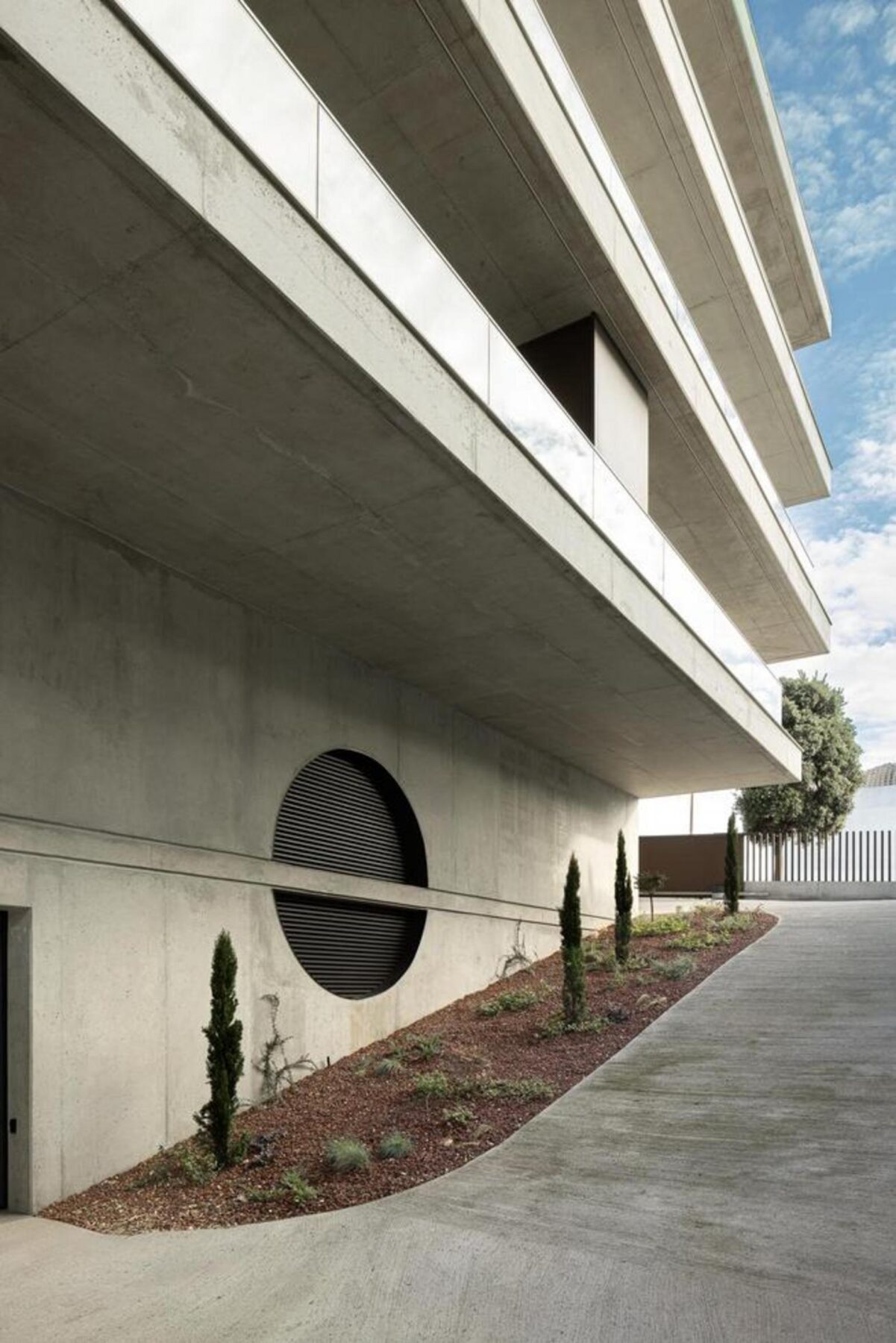 Sala com lareira: Ambiente acolhedor com lareira embutida na parede, pavimento em madeira e vista para o mar. — Edifício Scala-Mare arquitectura Atelier d’Arquitectura Lopes da Costa fotografia Ivo Tavares