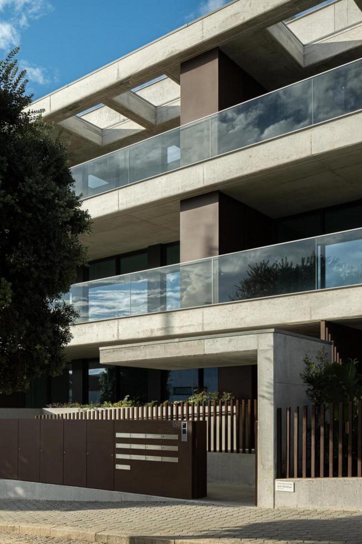 Vista geral exterior: Volume compacto de habitação colectiva à beira-mar, com grandes vãos envidraçados que privilegiam a vista panorâmica sobre o oceano. — Edifício Scala-Mare arquitectura Atelier d’Arquitectura Lopes da Costa fotografia Ivo Tavares