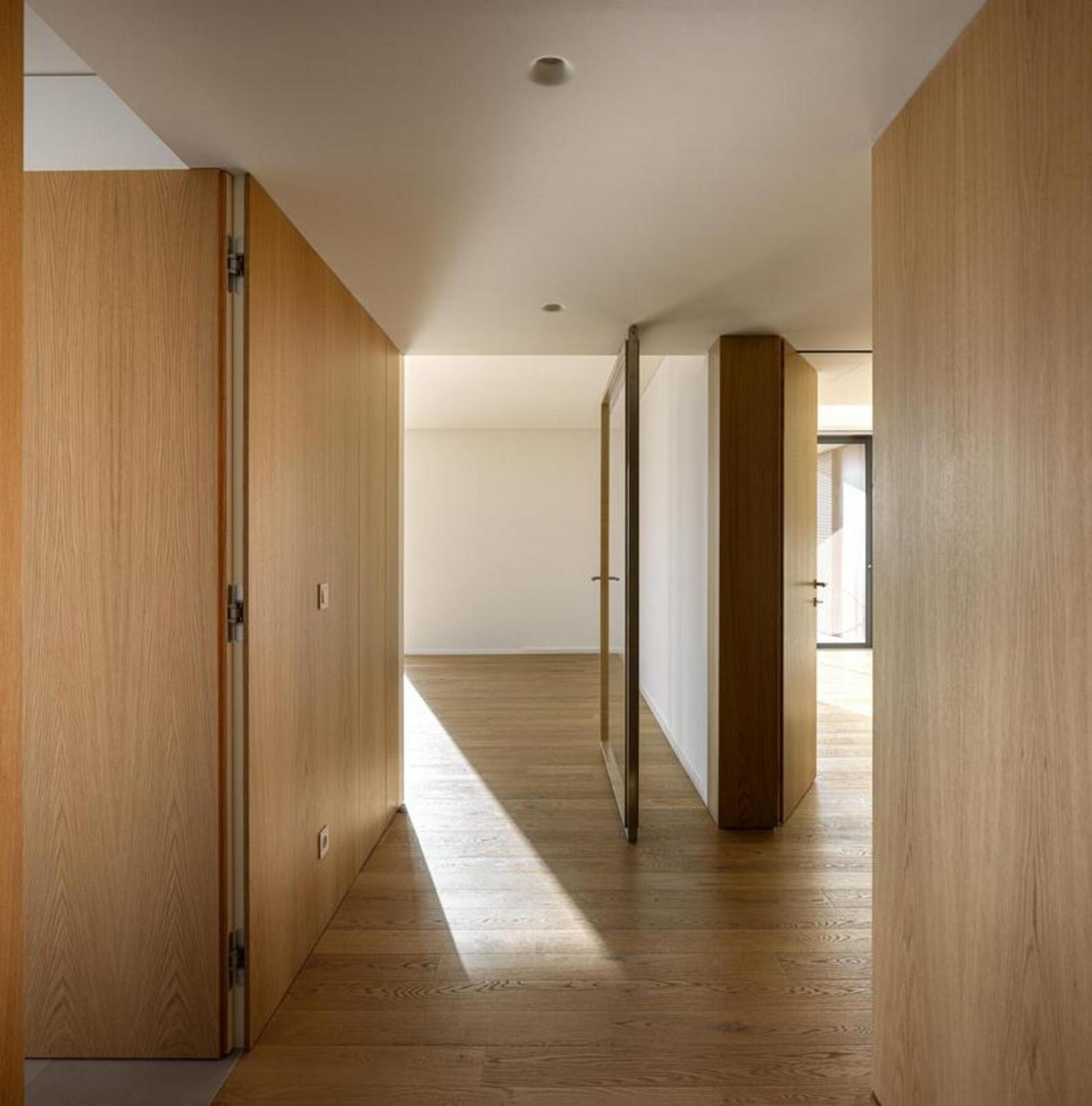 Detalhe da fachada: Guarda-corpos em vidro estrutural e perfis metálicos finos, realçando a leveza e a continuidade visual das varandas. — Edifício Scala-Mare arquitectura Atelier d’Arquitectura Lopes da Costa fotografia Ivo Tavares