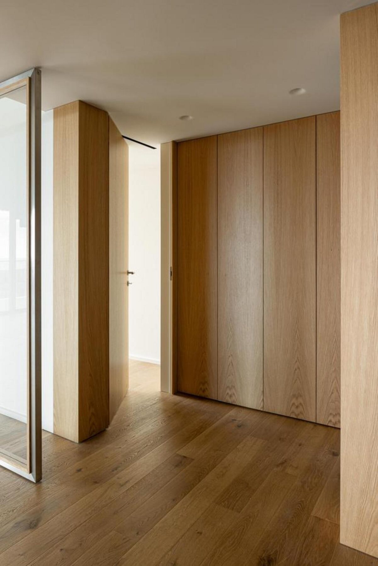 Hall de entrada: Espaço comum com pé-direito duplo, paredes em betão aparente e iluminação discreta, acolhendo os residentes. — Edifício Scala-Mare arquitectura Atelier d’Arquitectura Lopes da Costa fotografia Ivo Tavares