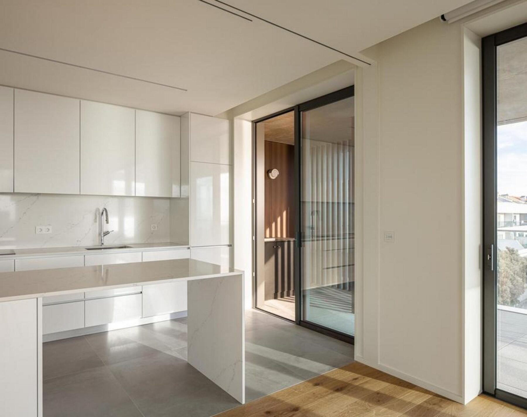 Quarto infantil: Espaço luminoso com pavimento em madeira, mobiliário simples e janela com vista para a envolvente. — Edifício Scala-Mare arquitectura Atelier d’Arquitectura Lopes da Costa fotografia Ivo Tavares