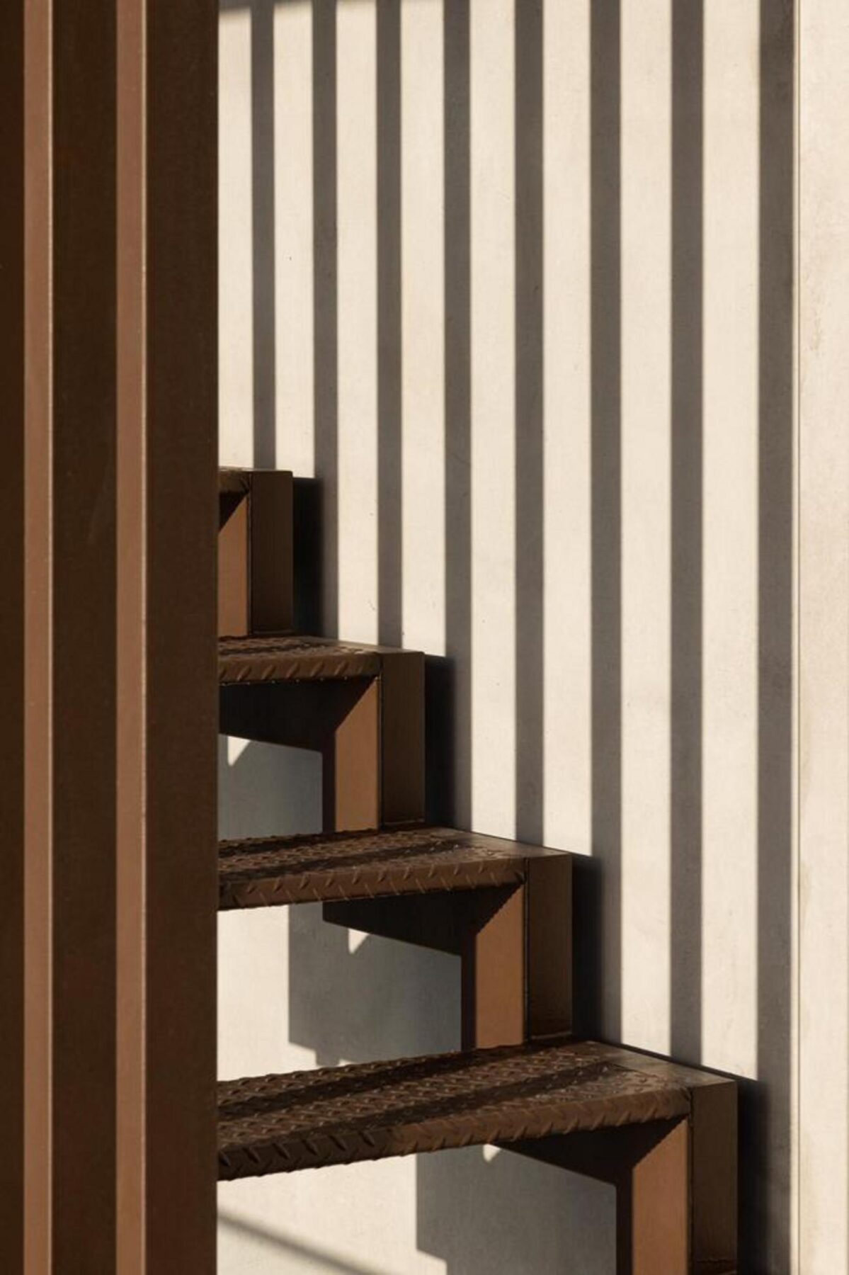 Fachada principal: Edifício de habitação colectiva com predominância horizontal, destacando varandas generosas e a marcação das lajes em betão aparente cinzento. — Edifício Scala-Mare arquitectura Atelier d’Arquitectura Lopes da Costa fotografia Ivo Tavares