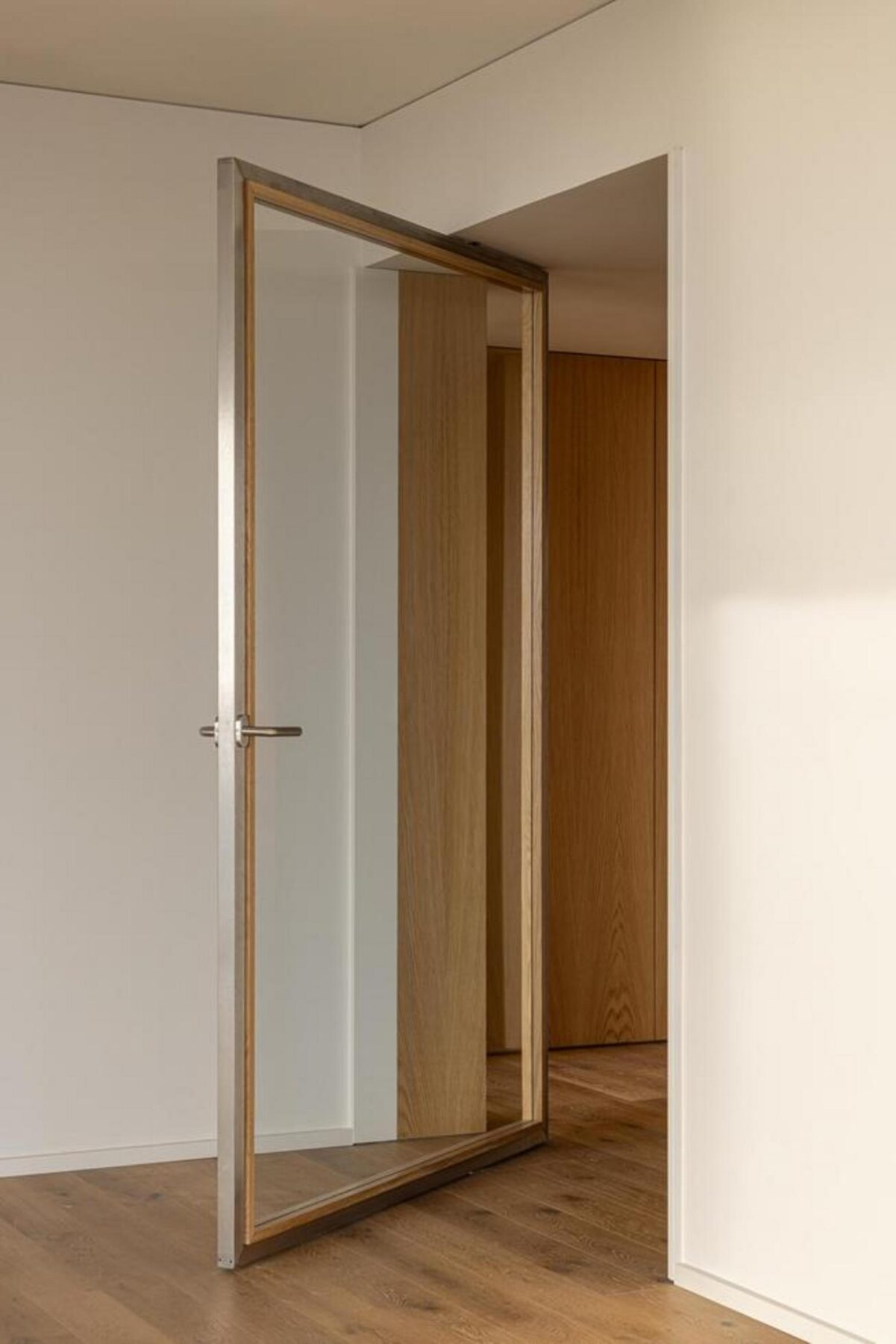 Casa de banho principal: Banheira de imersão, duche walk-in e revestimentos em pedra natural, um oásis de relaxamento. — Edifício Scala-Mare arquitectura Atelier d’Arquitectura Lopes da Costa fotografia Ivo Tavares