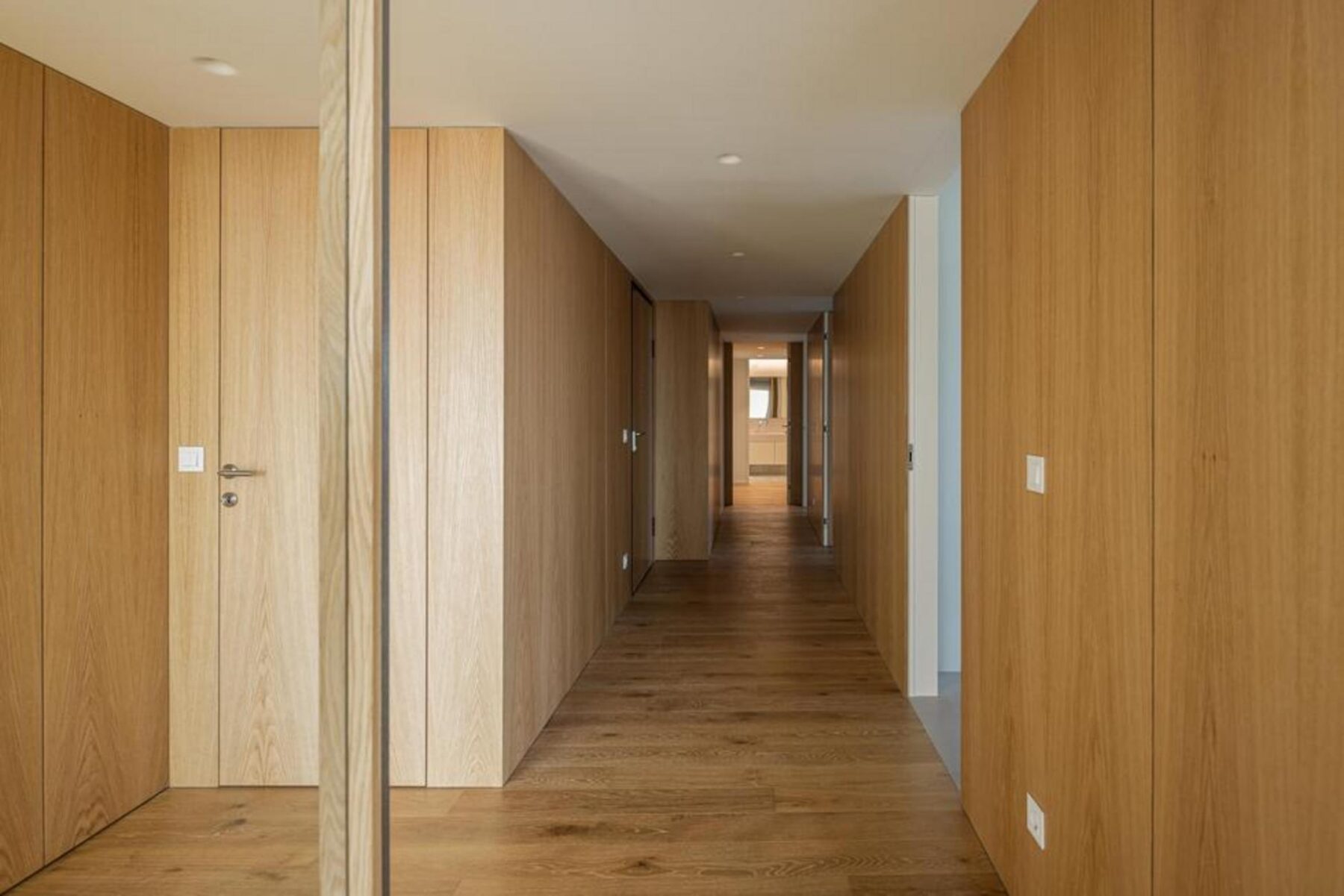 Entrada do edifício: Acesso pedonal com rampa e escadas, ladeado por vegetação e paredes em betão aparente. — Edifício Scala-Mare arquitectura Atelier d’Arquitectura Lopes da Costa fotografia Ivo Tavares