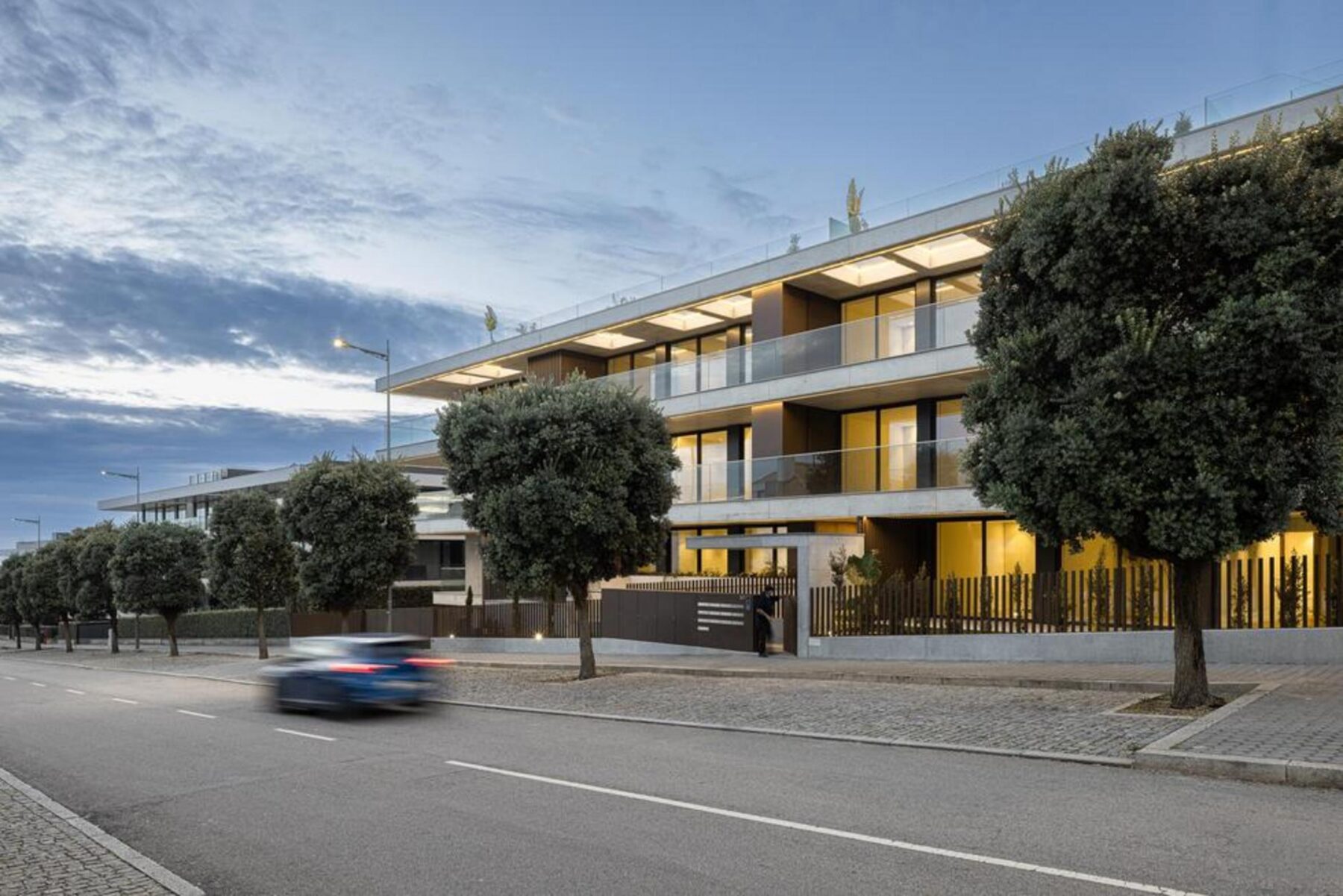 Detalhe do vão: Caixilharia minimalista em alumínio escuro, maximizando a área de vidro e a entrada de luz natural. — Edifício Scala-Mare arquitectura Atelier d’Arquitectura Lopes da Costa fotografia Ivo Tavares