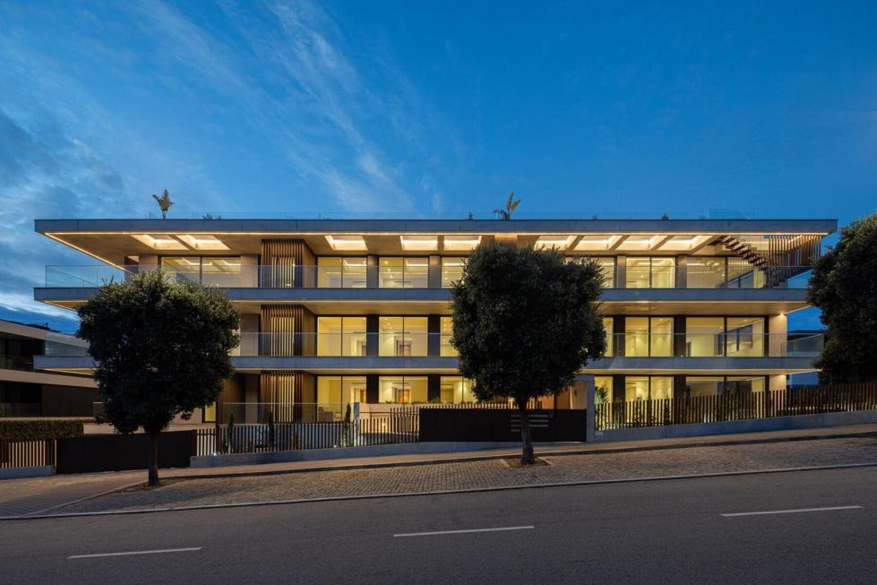 Cobertura com piscina: Piscina privativa de borda infinita no último piso, oferecendo vistas desafogadas sobre a paisagem costeira e o mar. — Edifício Scala-Mare arquitectura Atelier d’Arquitectura Lopes da Costa fotografia Ivo Tavares