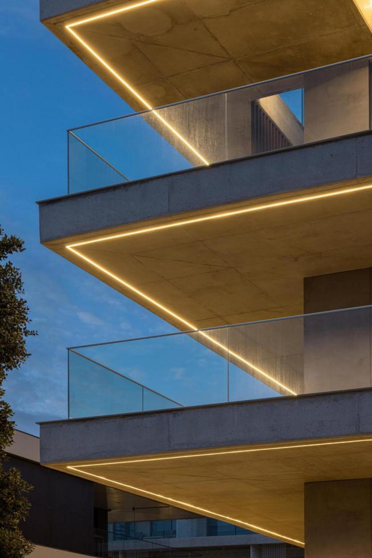 Sala de estar: Interior de planta aberta com pavimento em madeira de carvalho, grandes vãos para a varanda e luz natural abundante. — Edifício Scala-Mare arquitectura Atelier d’Arquitectura Lopes da Costa fotografia Ivo Tavares