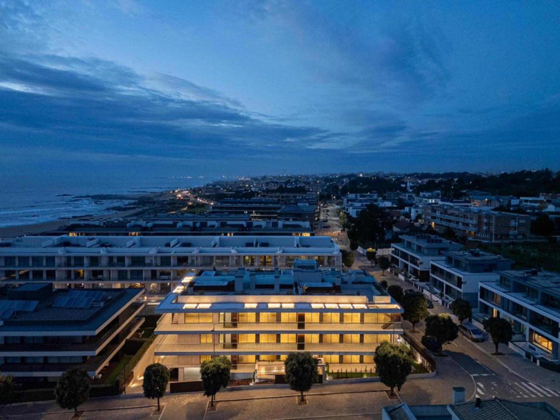 Fachada poente: Grandes varandas em consola que se estendem para o mar, protegendo os interiores da exposição solar excessiva. — Edifício Scala-Mare arquitectura Atelier d’Arquitectura Lopes da Costa fotografia Ivo Tavares