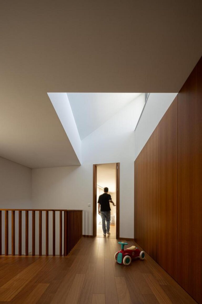 Detalhe da caixilharia escura dos vãos, que emolduram as vistas e pontuam a volumetria branca da construção. — Duas casas em Guimarães arquitectura felixARQS – Daniel Félix Arquitectos fotografia Ivo Tavares